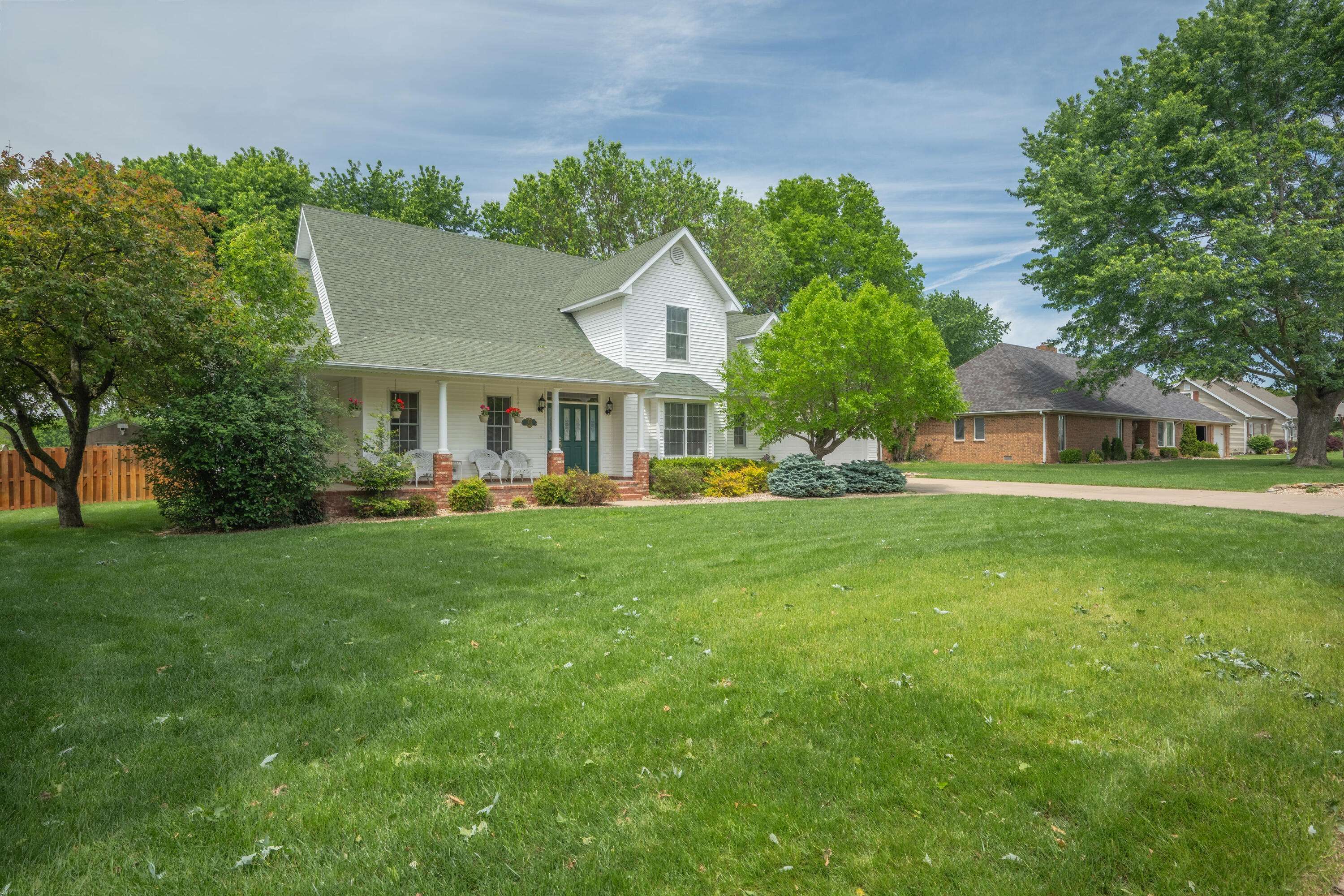 1402 Dierker DR, Monett, MO 65708