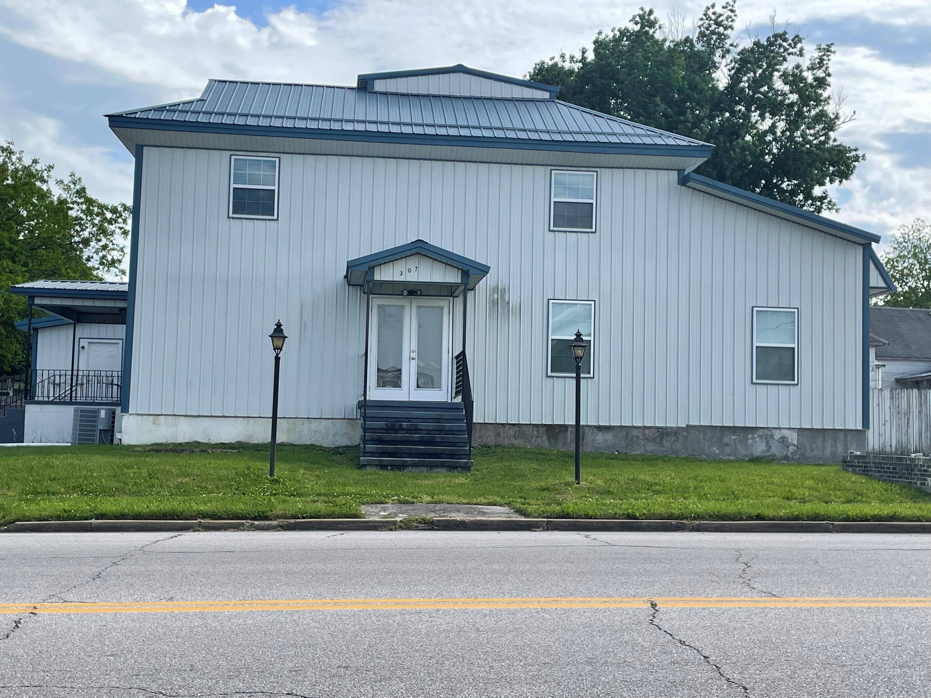 307 E Main ST, Neosho, MO 64850