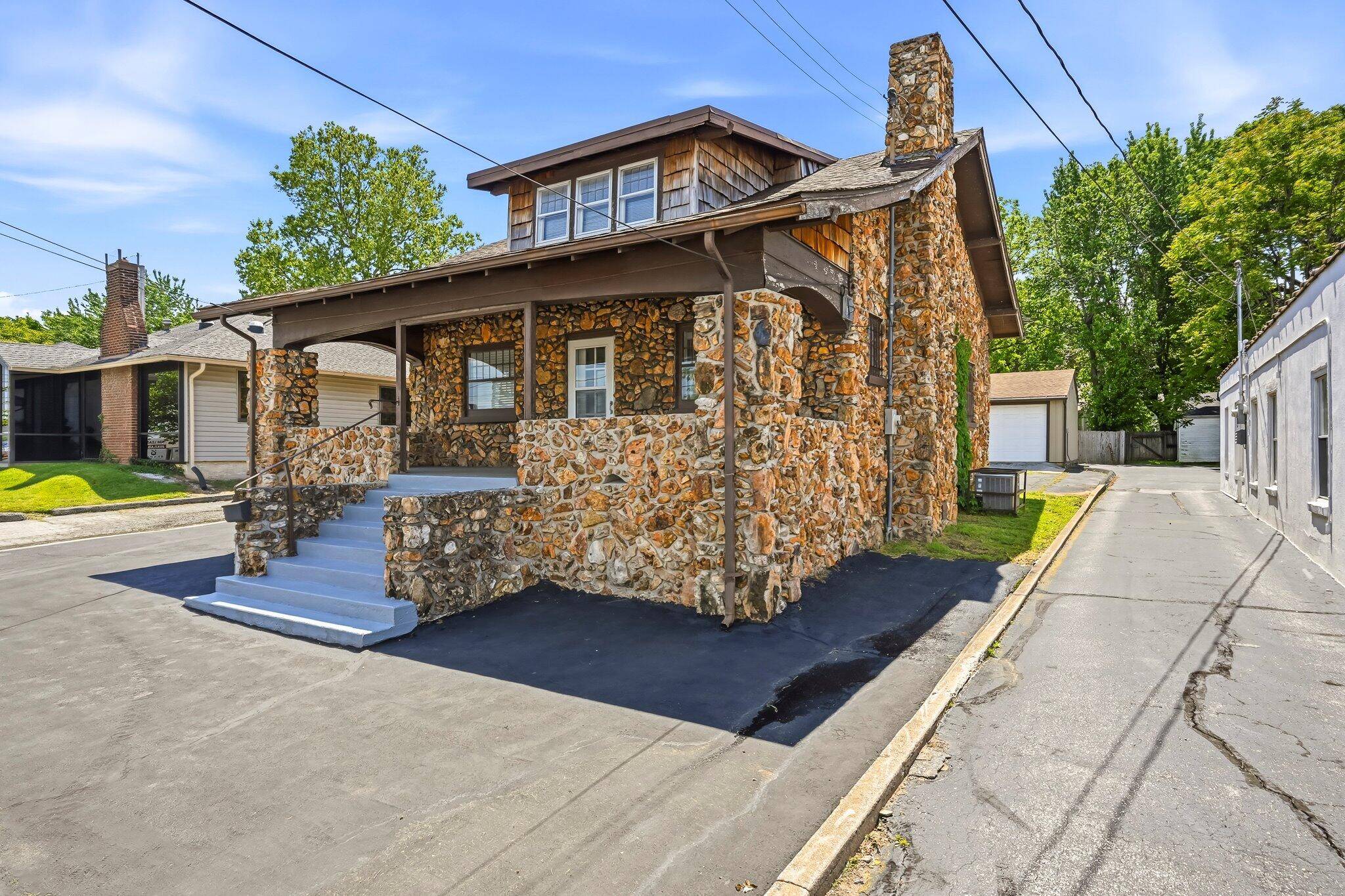 1646 E St Louis ST, Springfield, MO 65802