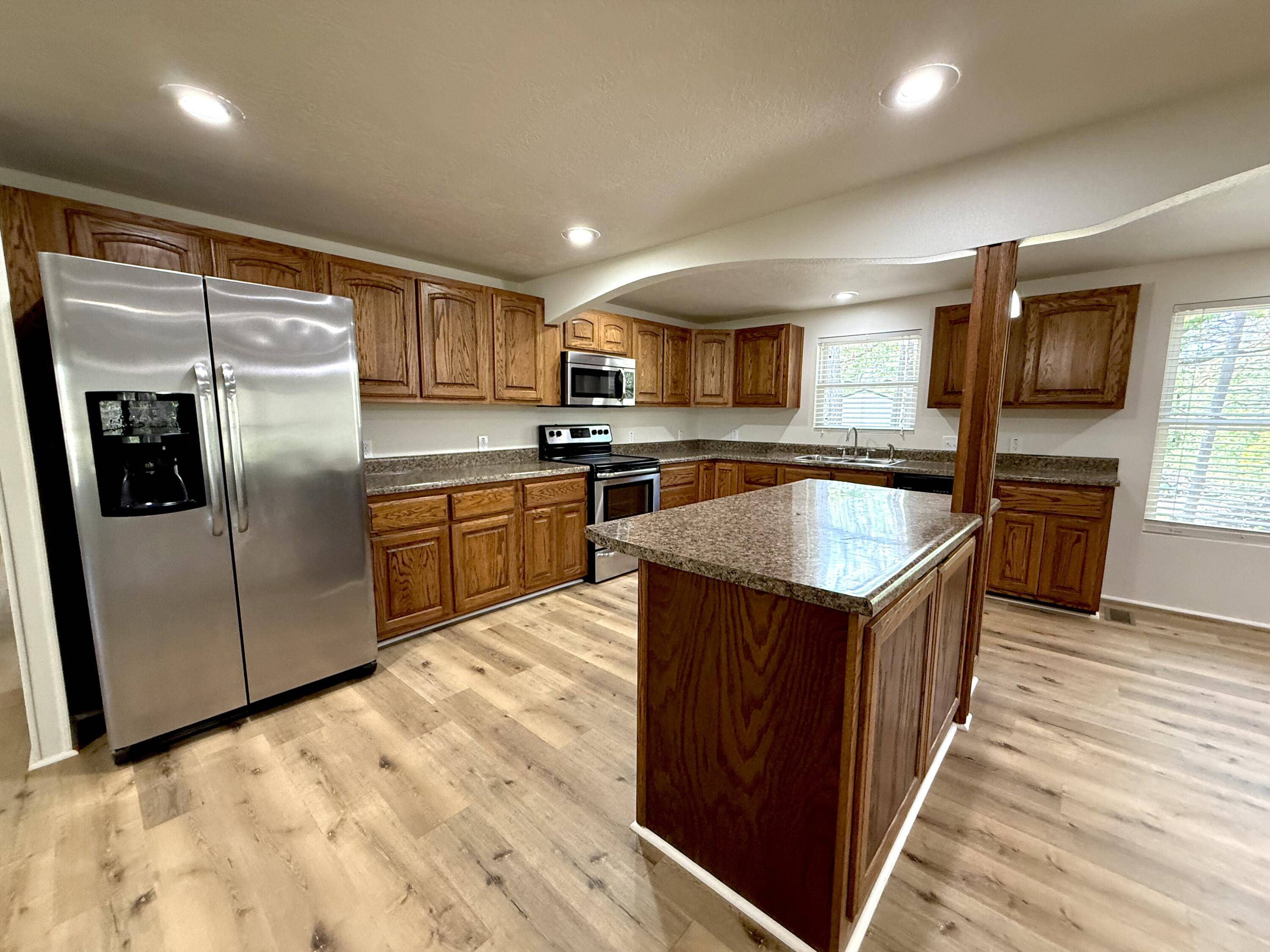 8639 Highway E, Houston, MO 65483