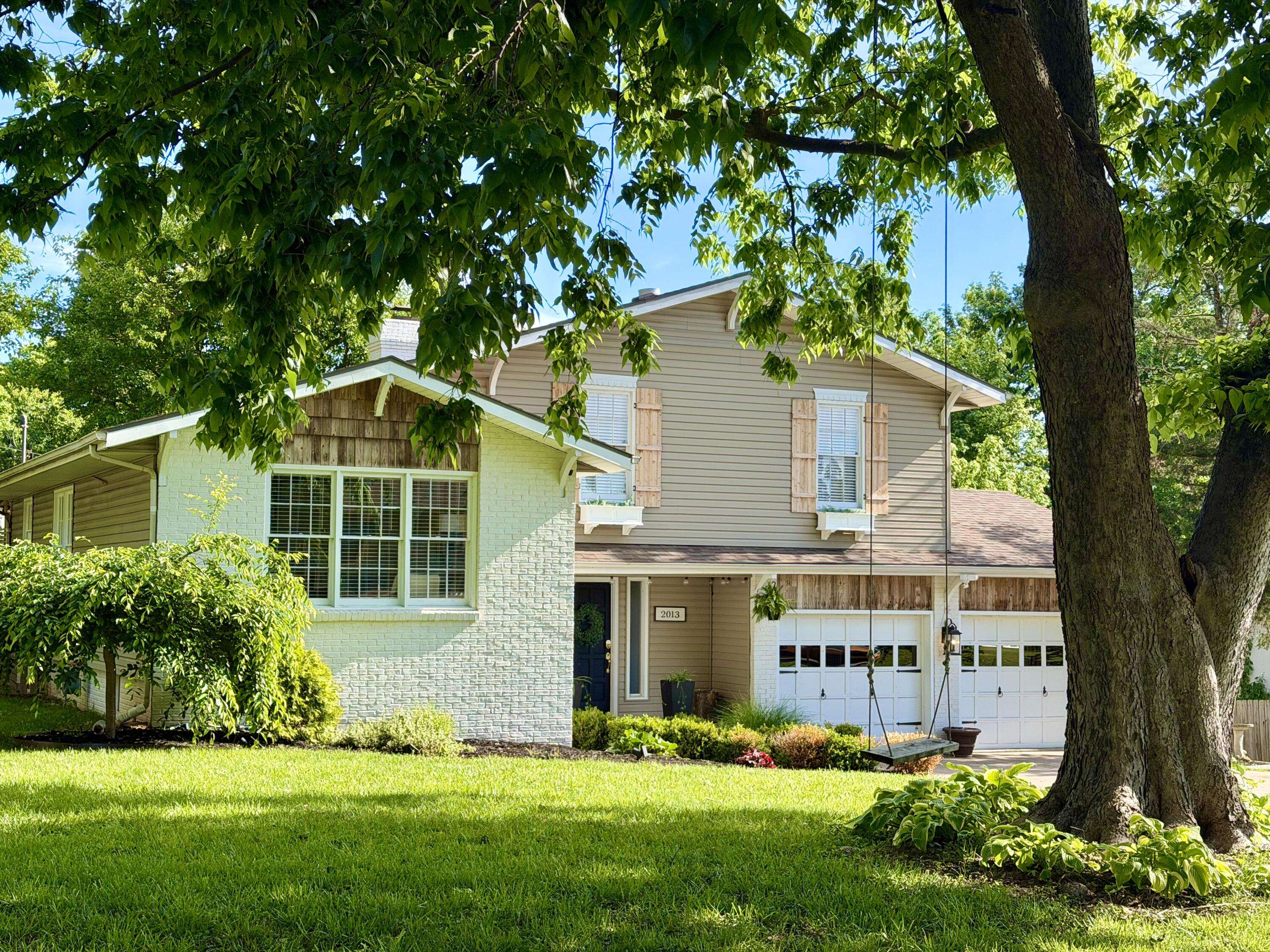 2013 E Swallow ST, Springfield, MO 65804
