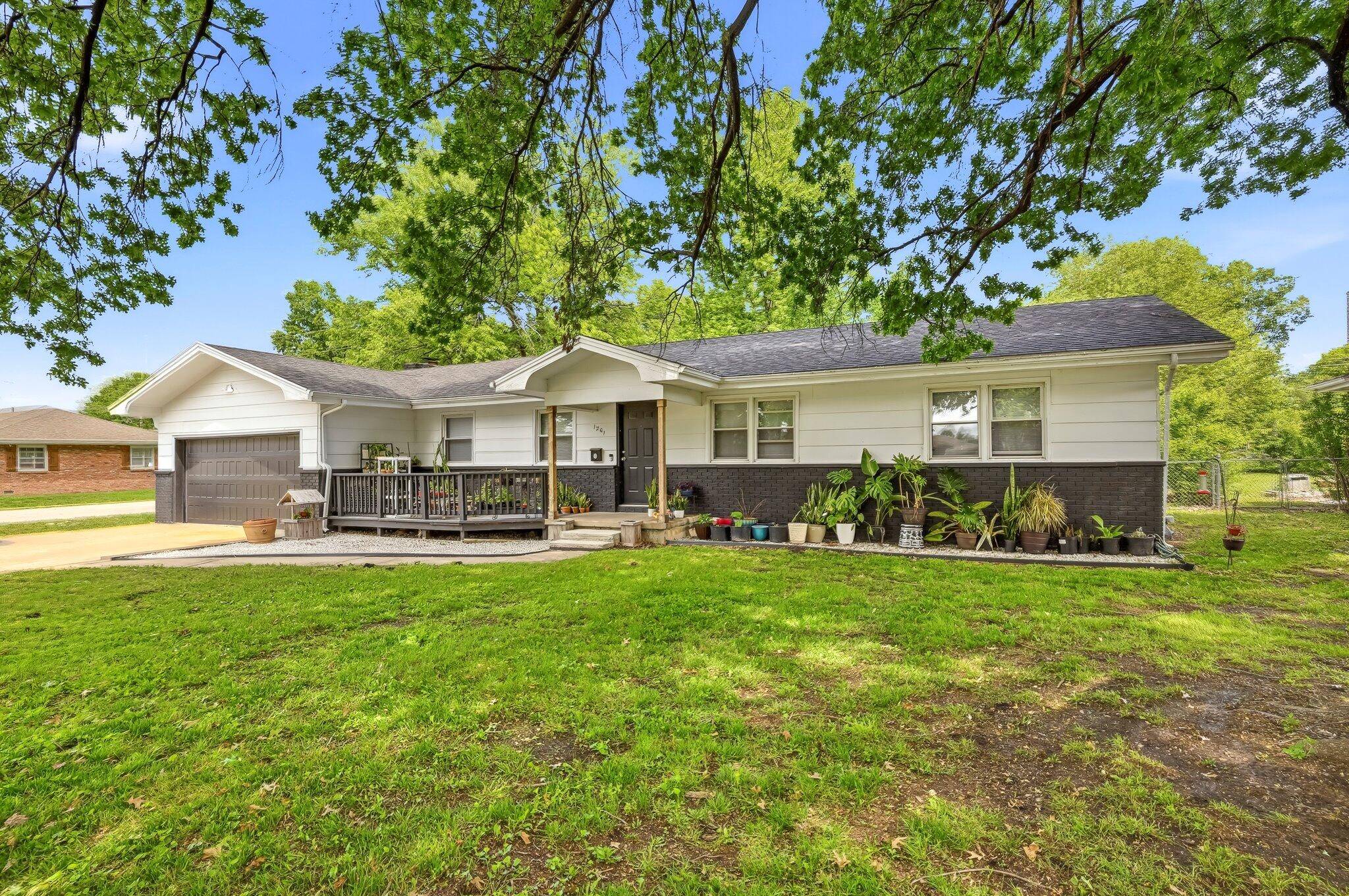 1201 W Edgewood ST, Springfield, MO 65807