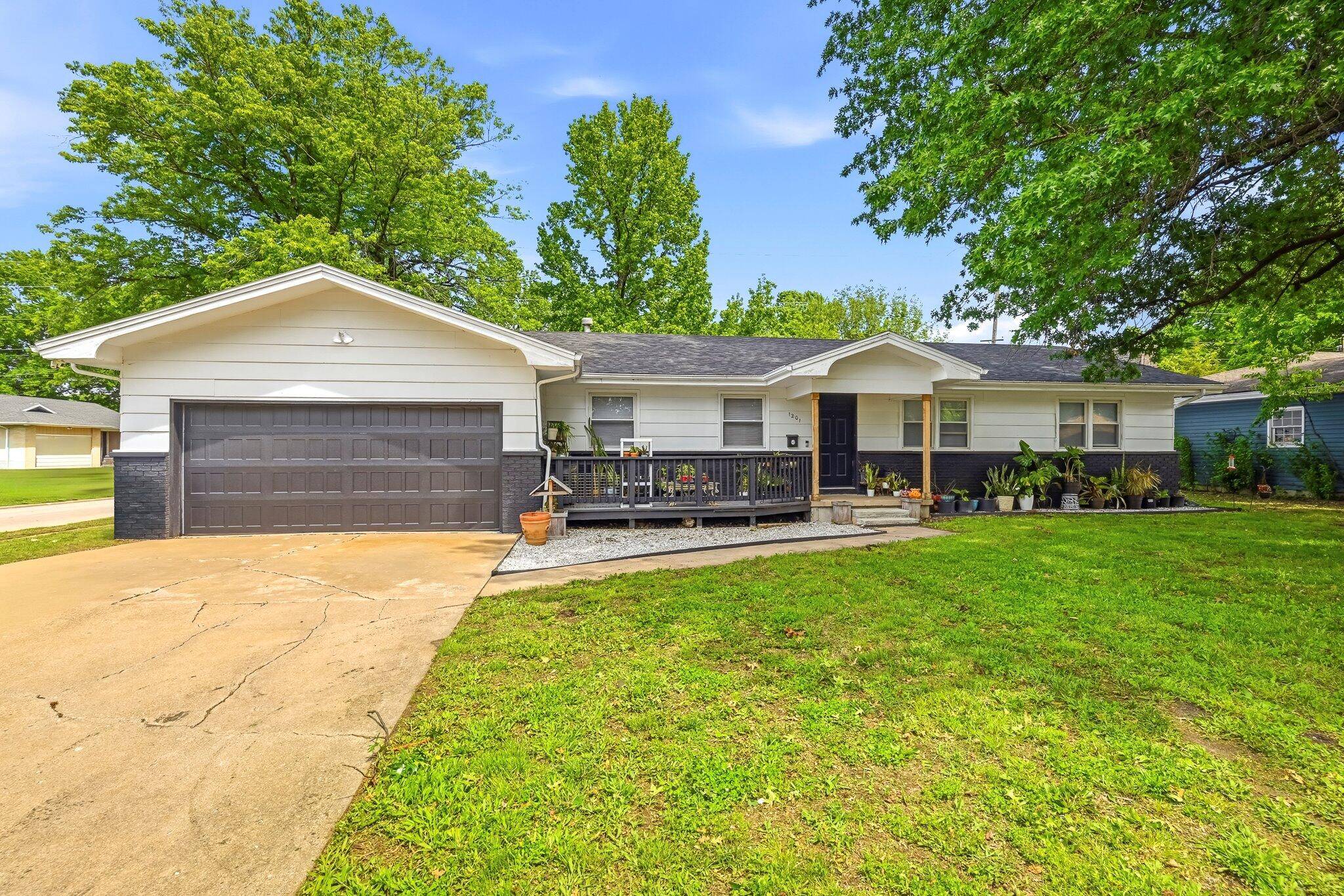 1201 W Edgewood ST, Springfield, MO 65807