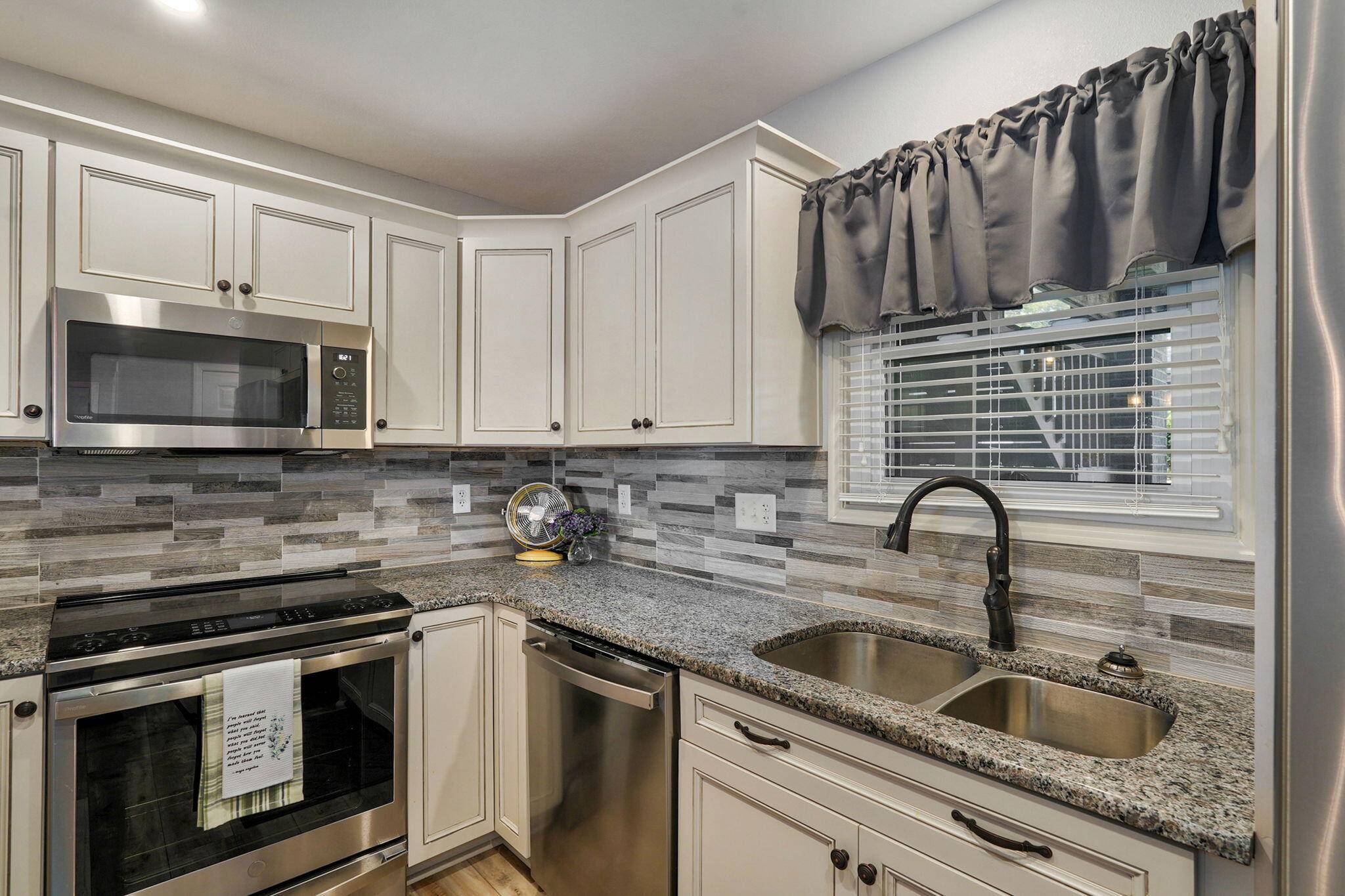 91 Port DR #3, Kimberling City, MO 65686