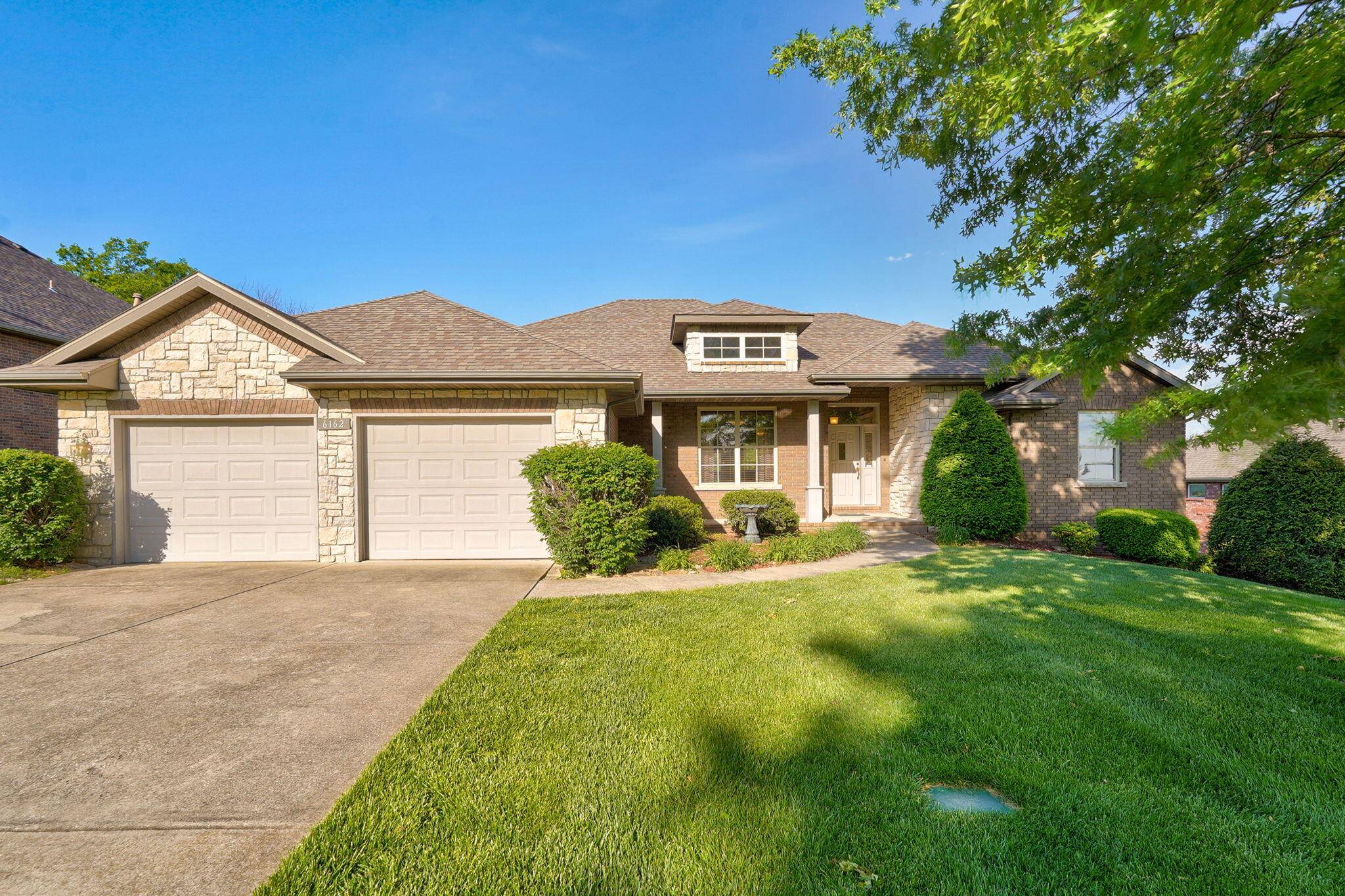 6162 S Hunters Trail, Springfield, MO 65810