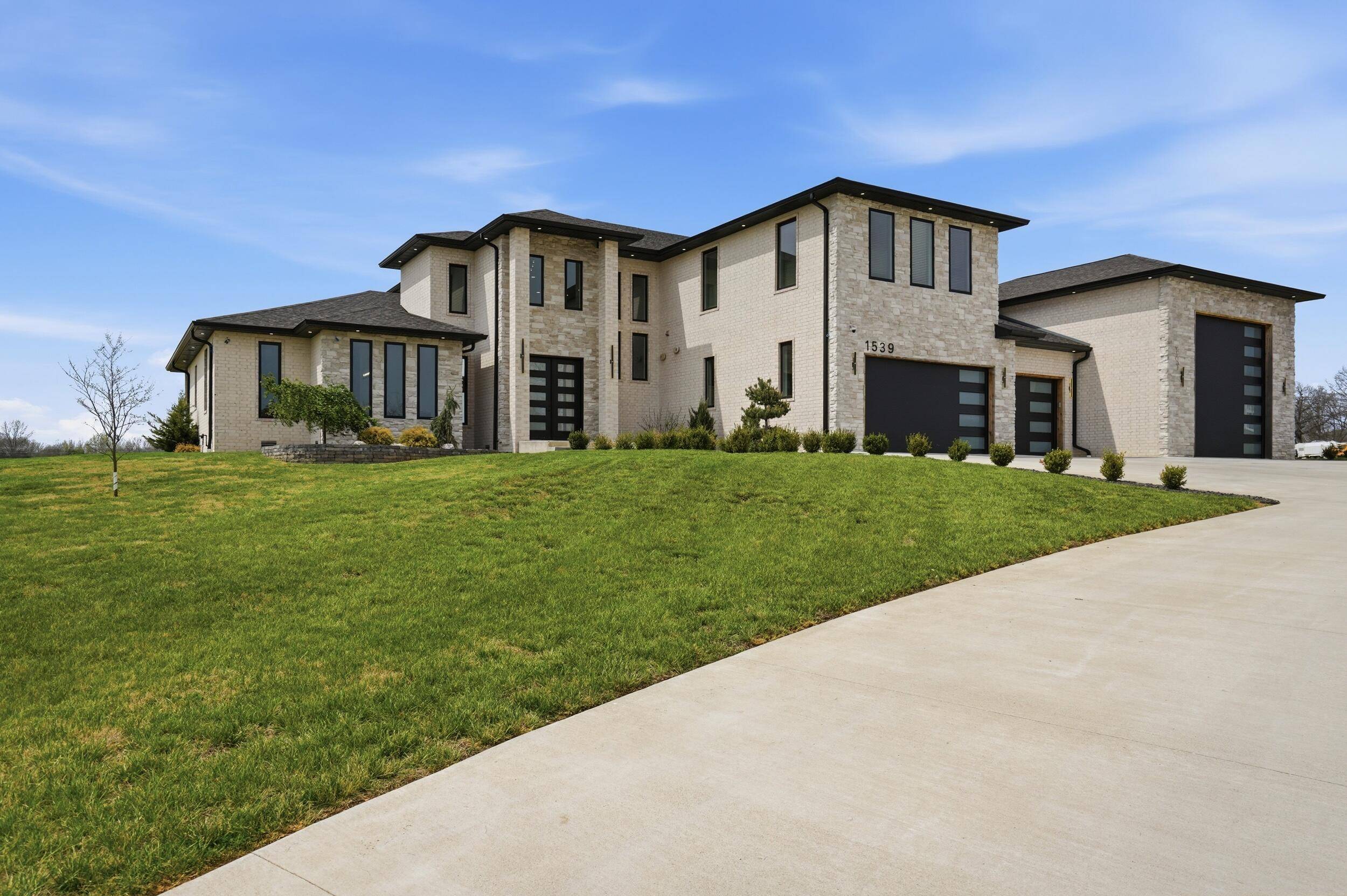 1539 S Millridge CT, Nixa, MO 65714