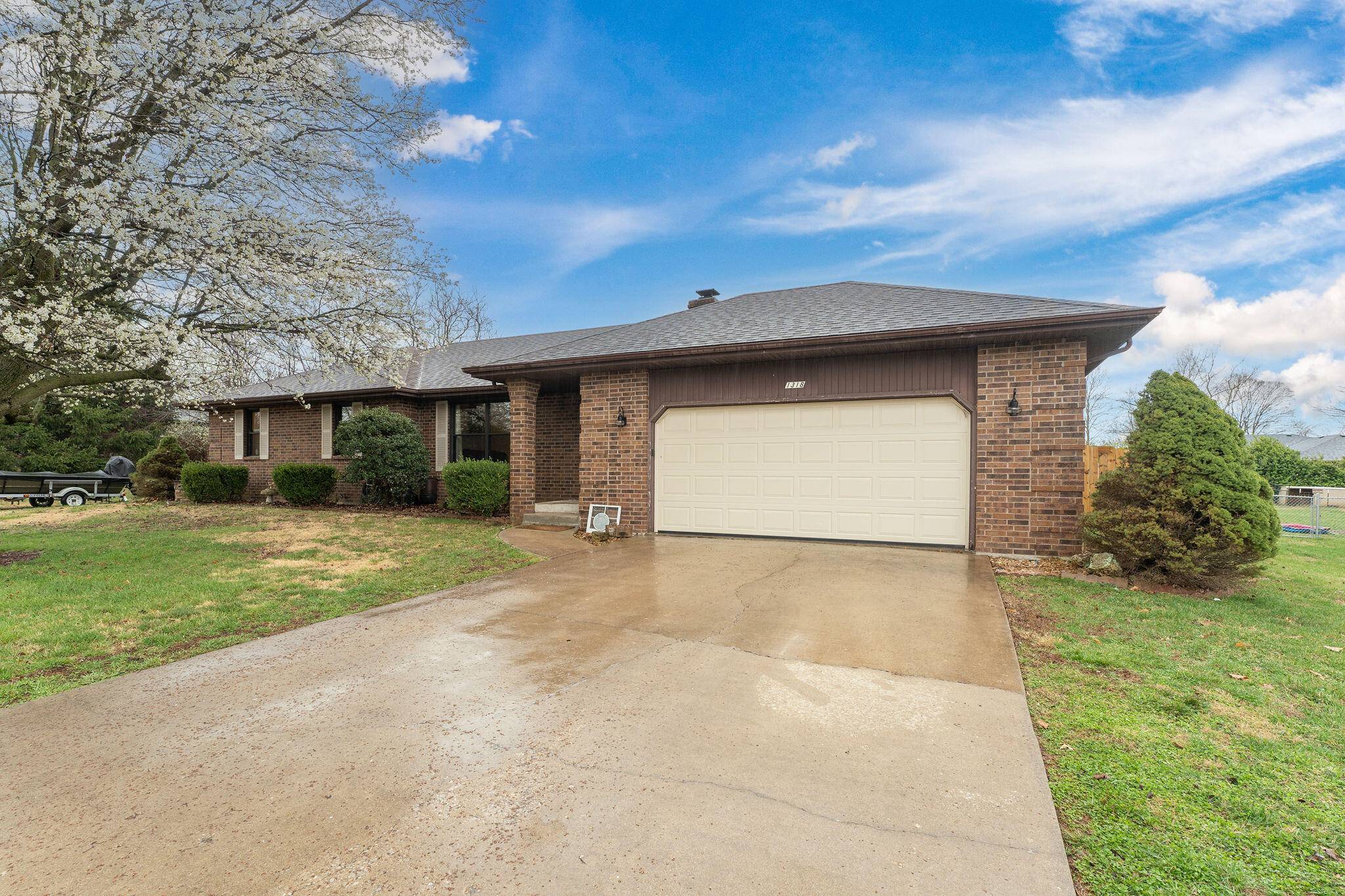1318 W Meadowbrooke DR, Ozark, MO 65721