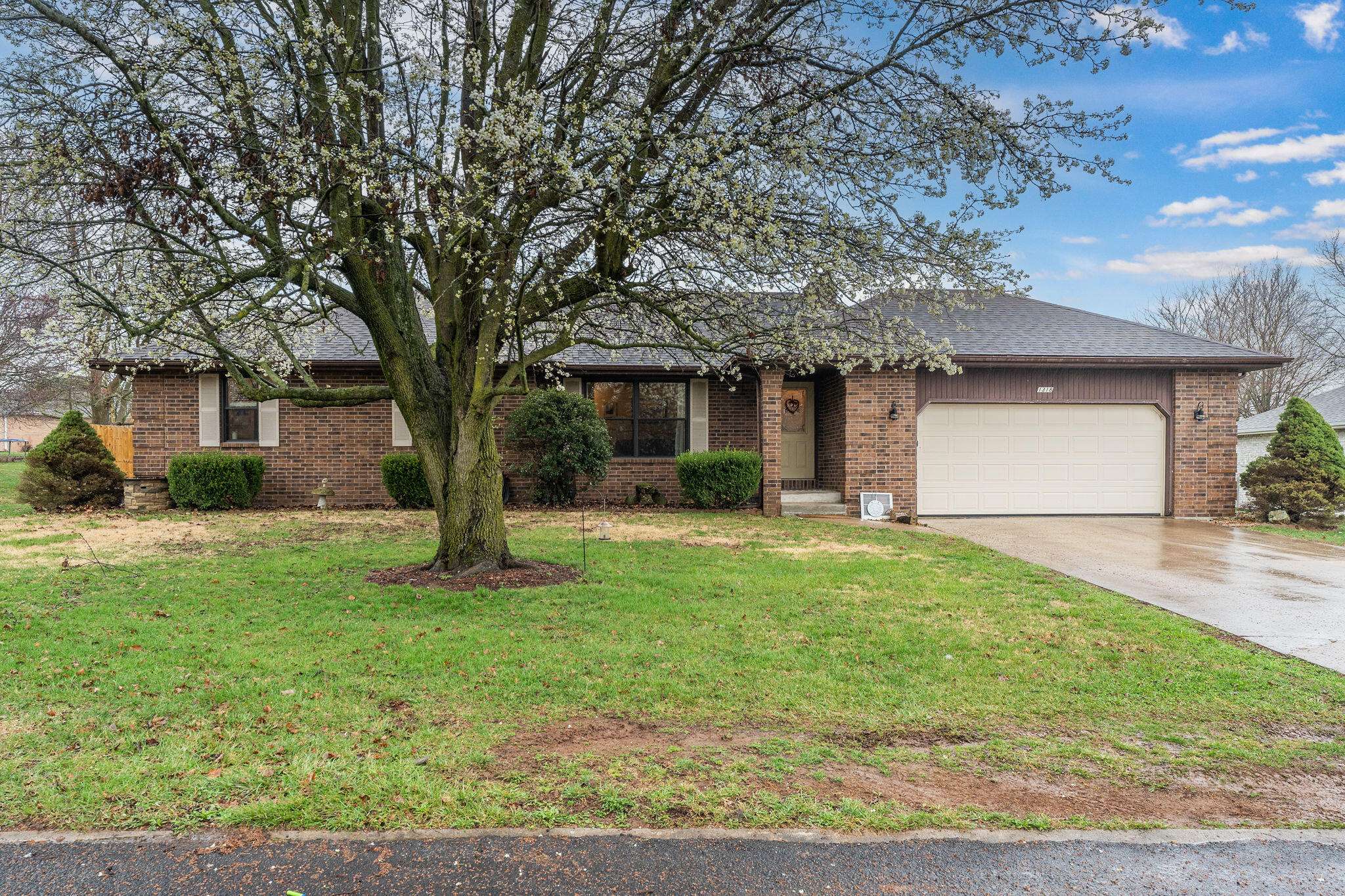 1318 W Meadowbrooke DR, Ozark, MO 65721