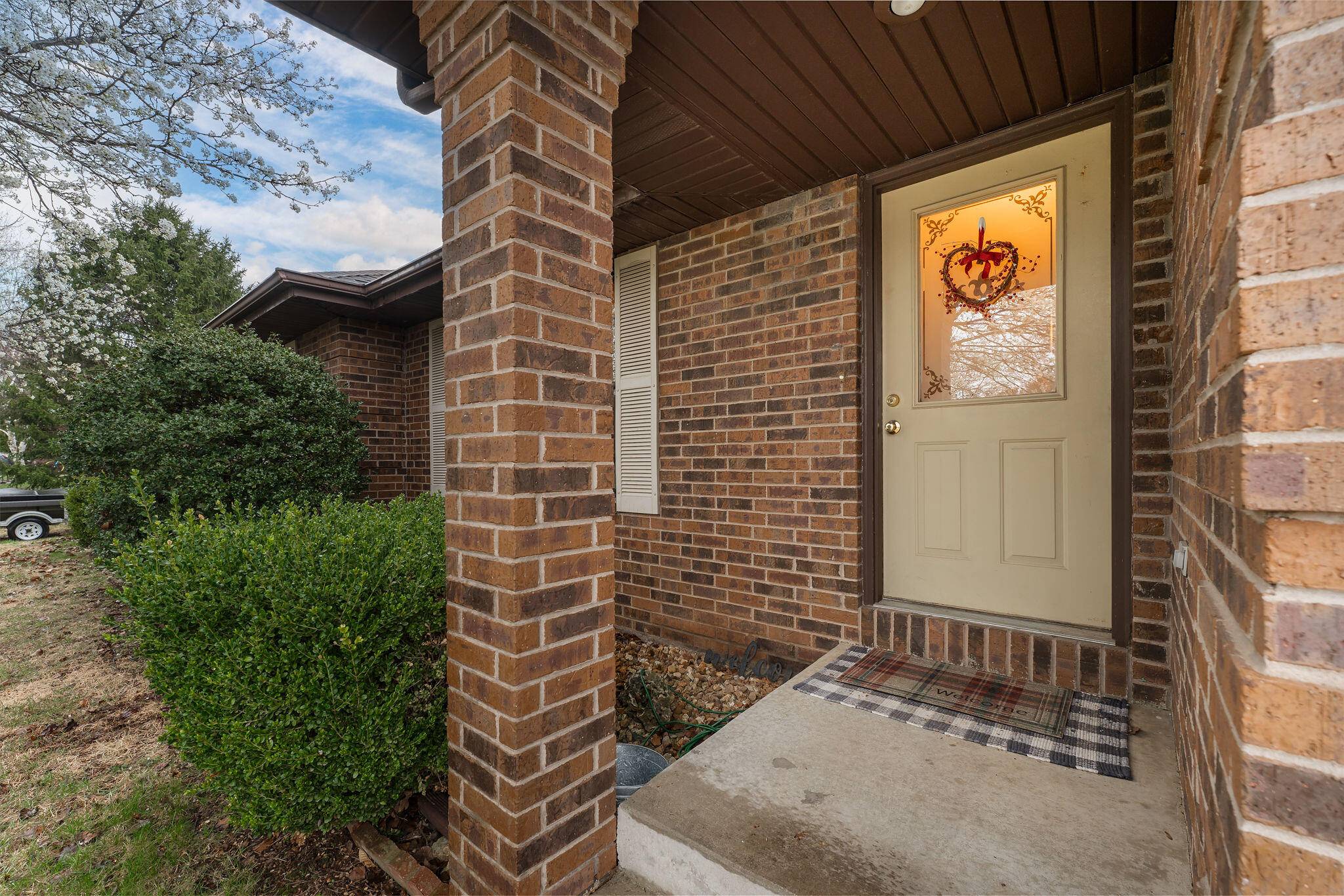 1318 W Meadowbrooke DR, Ozark, MO 65721