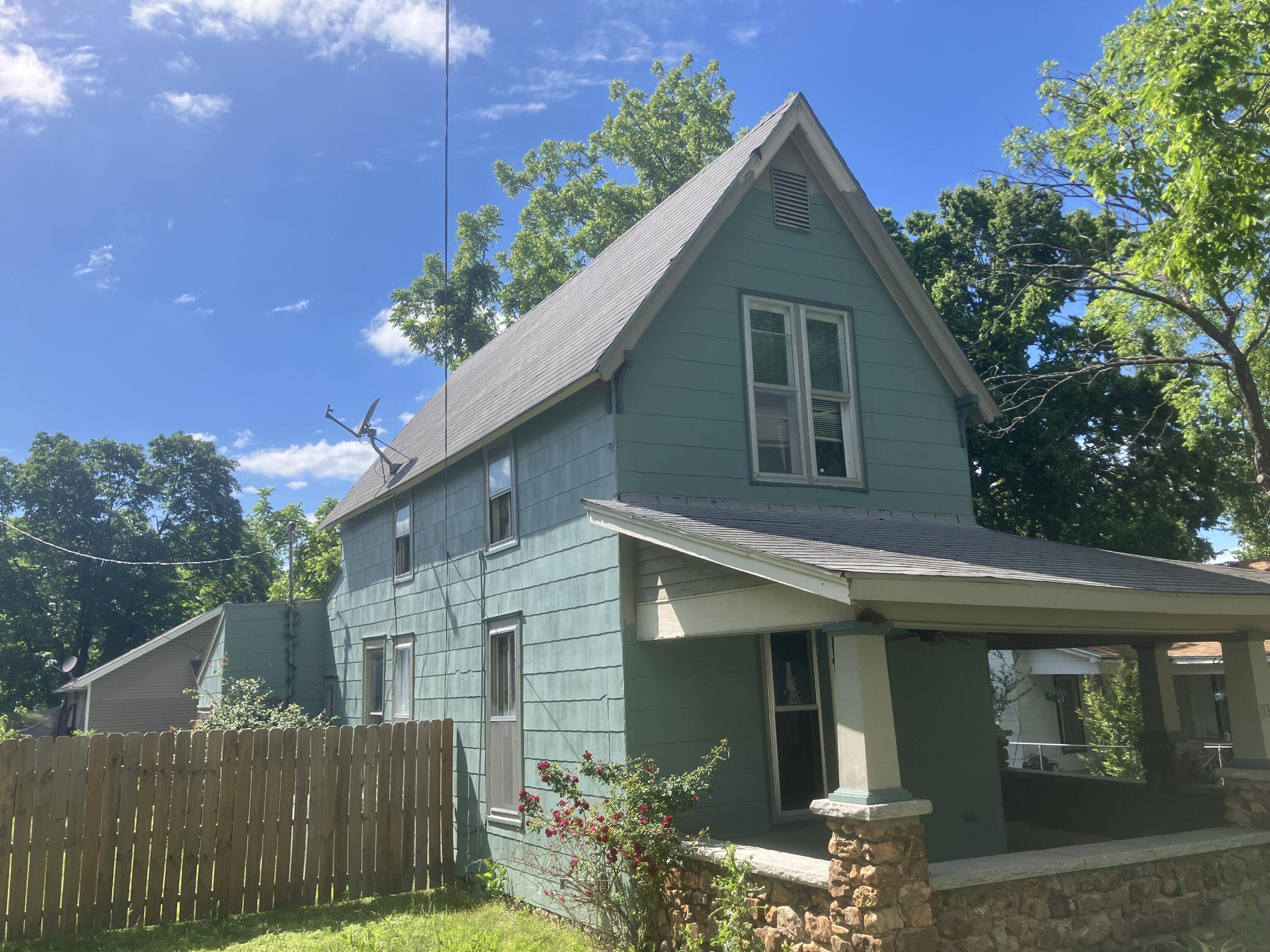 1131 Lyon ST, Carthage, MO 64836