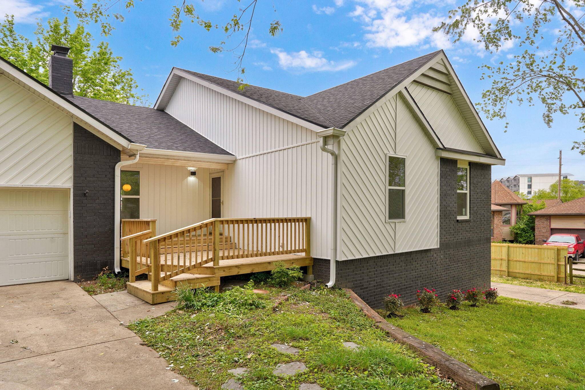2021 E Lark ST, Springfield, MO 65804