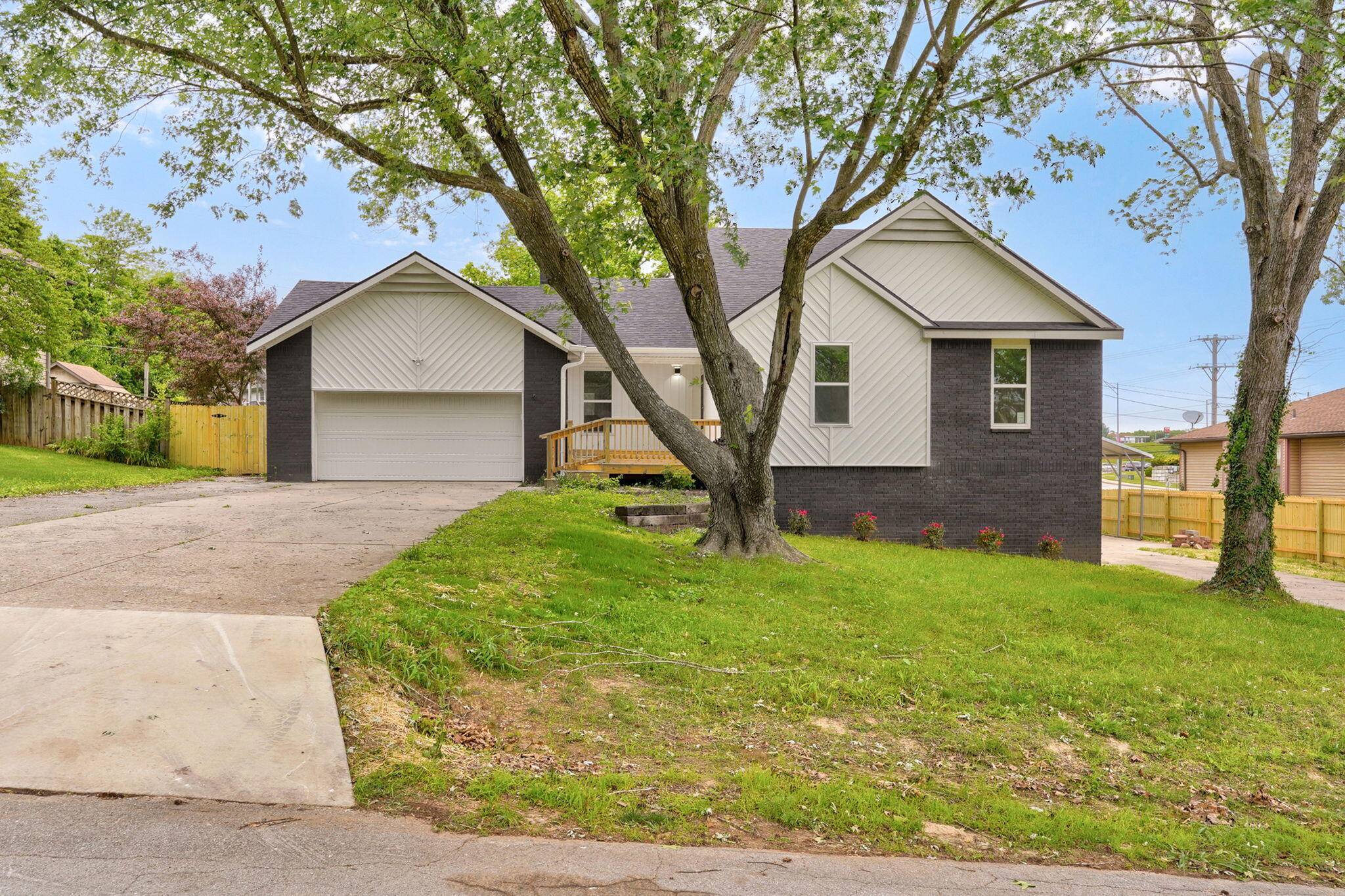 2021 E Lark ST, Springfield, MO 65804