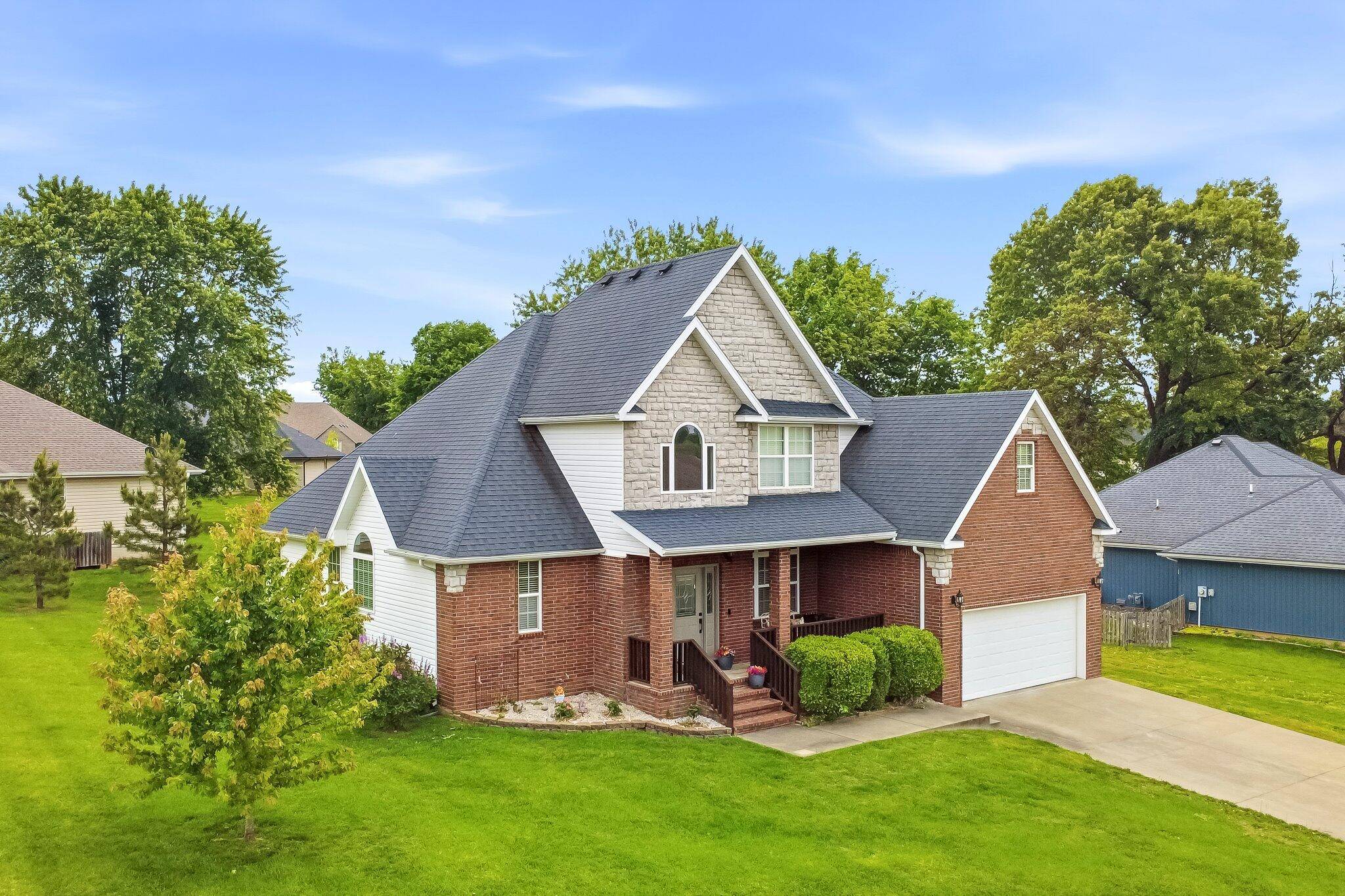 370 Shores Pkwy, Rogersville, MO 65742