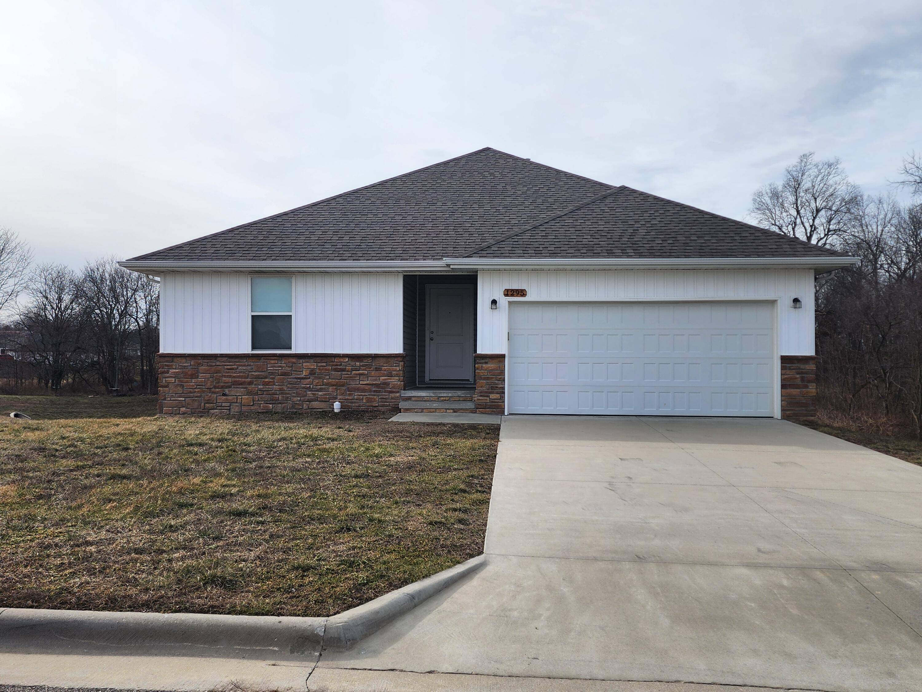 1295 S Whitaker AVE, Republic, MO 65738