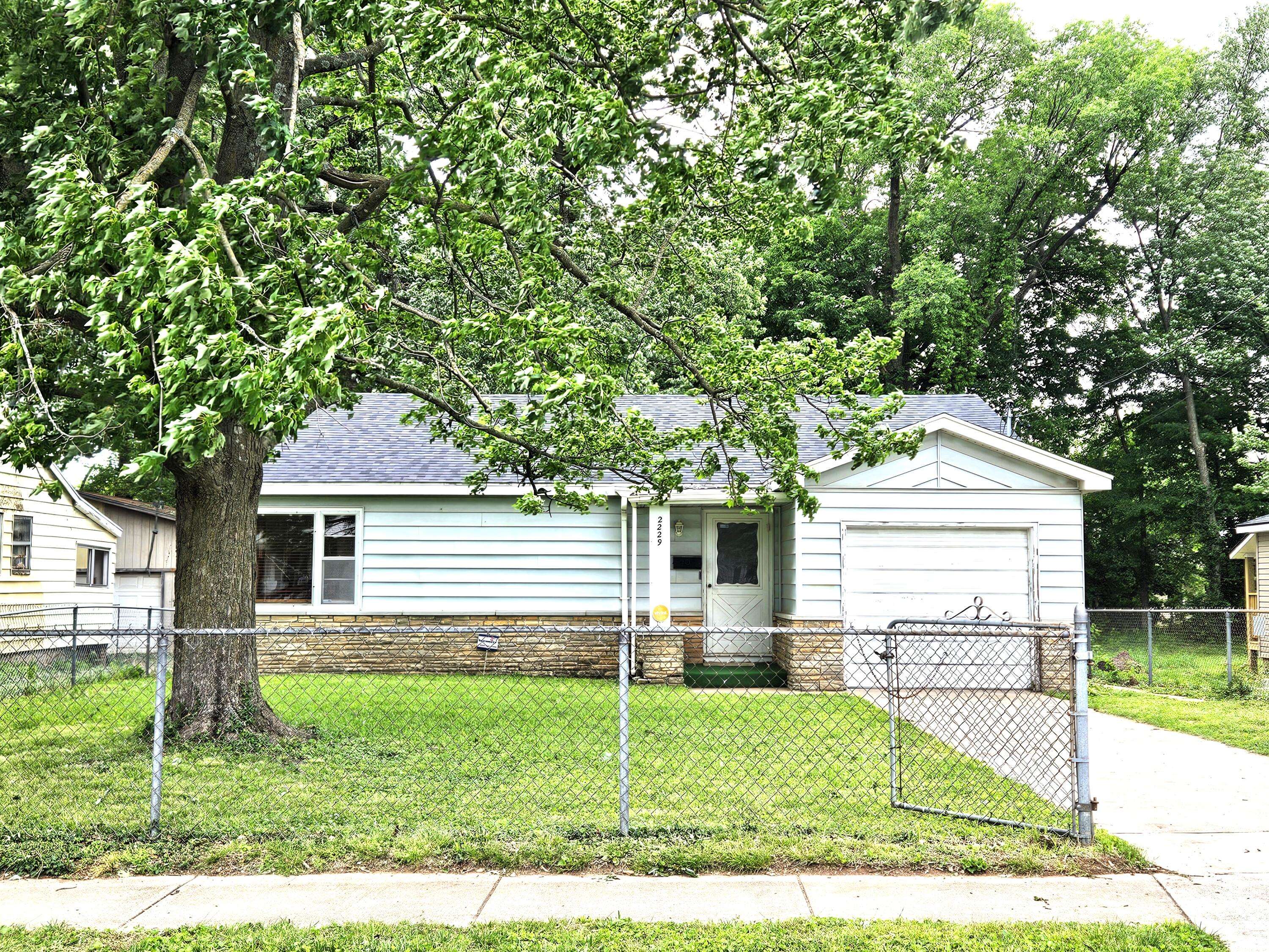 2229 N Kellett AVE, Springfield, MO 65803