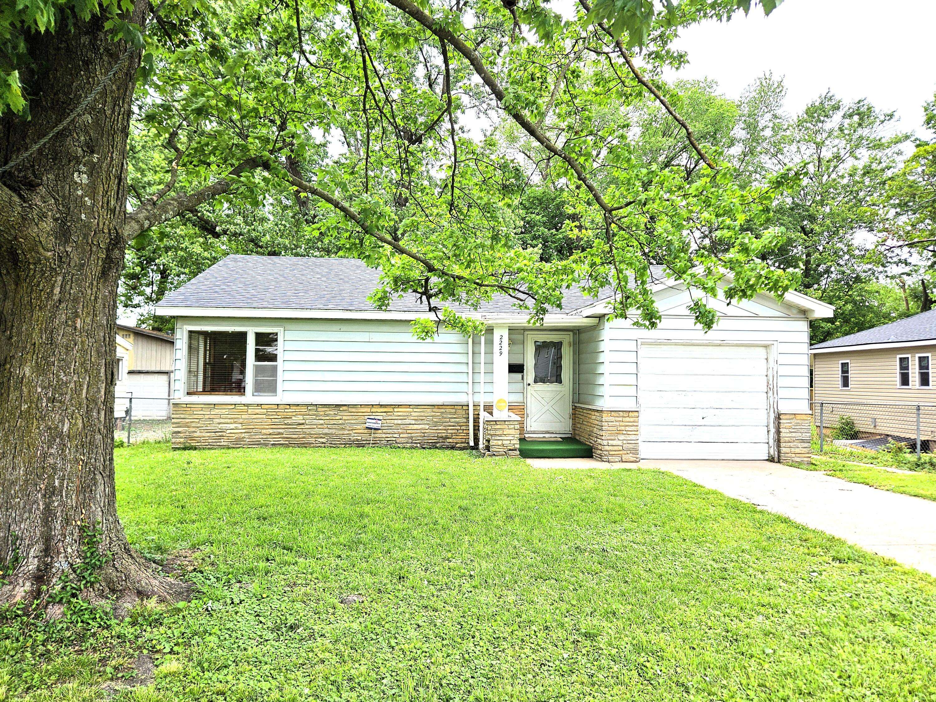 2229 N Kellett AVE, Springfield, MO 65803