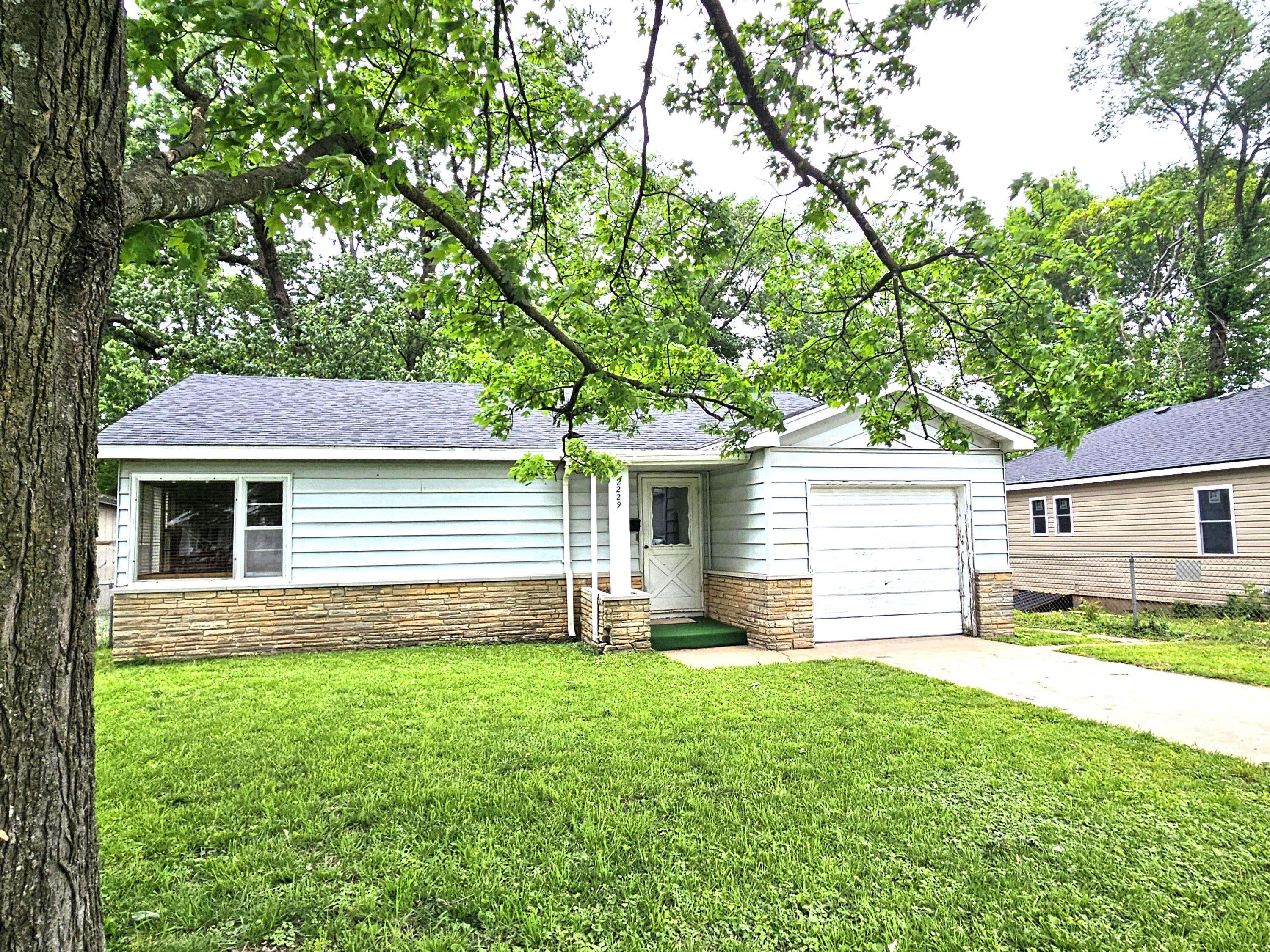 2229 N Kellett AVE, Springfield, MO 65803