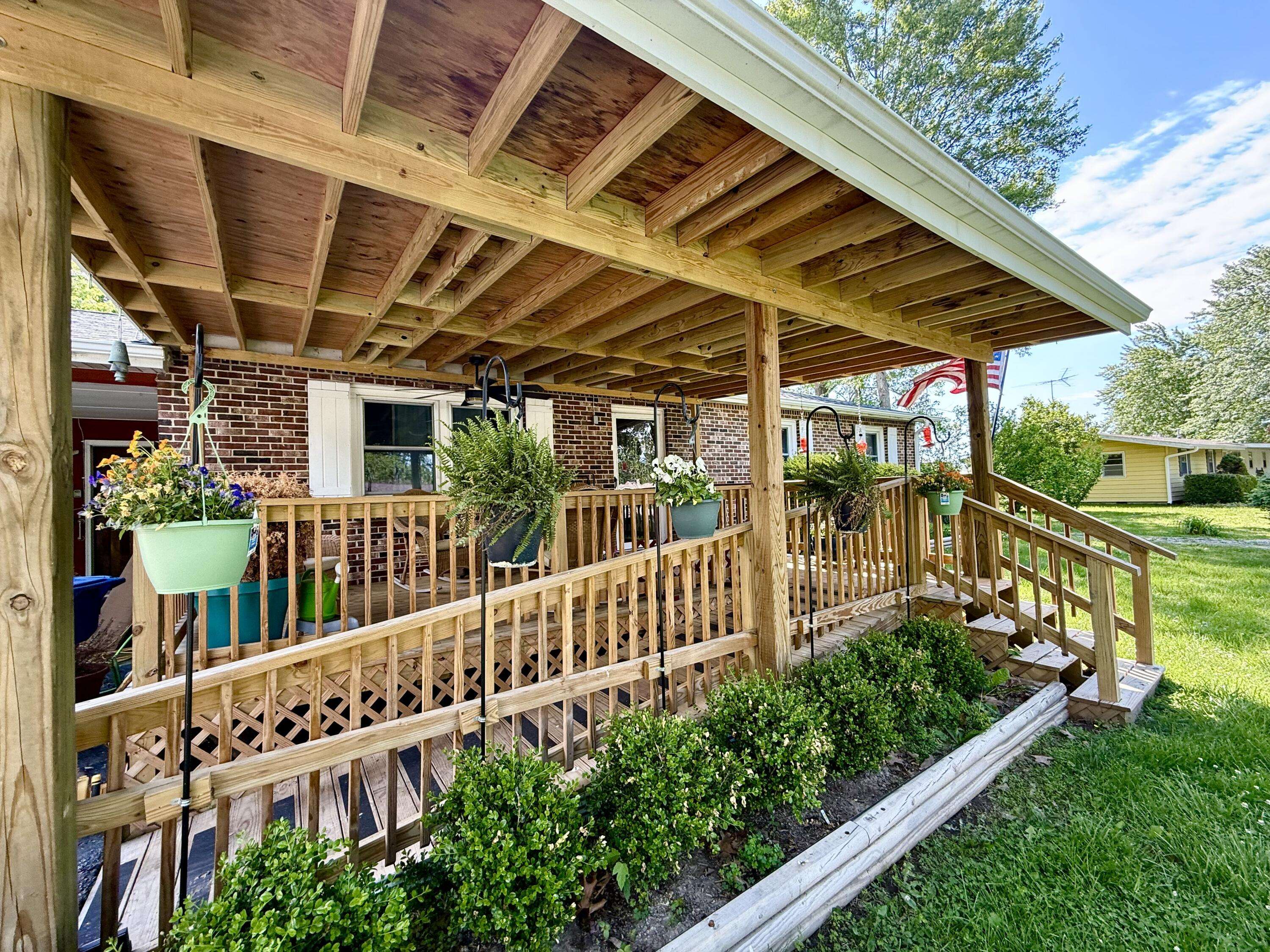 1126 E Crest DR, Houston, MO 65483