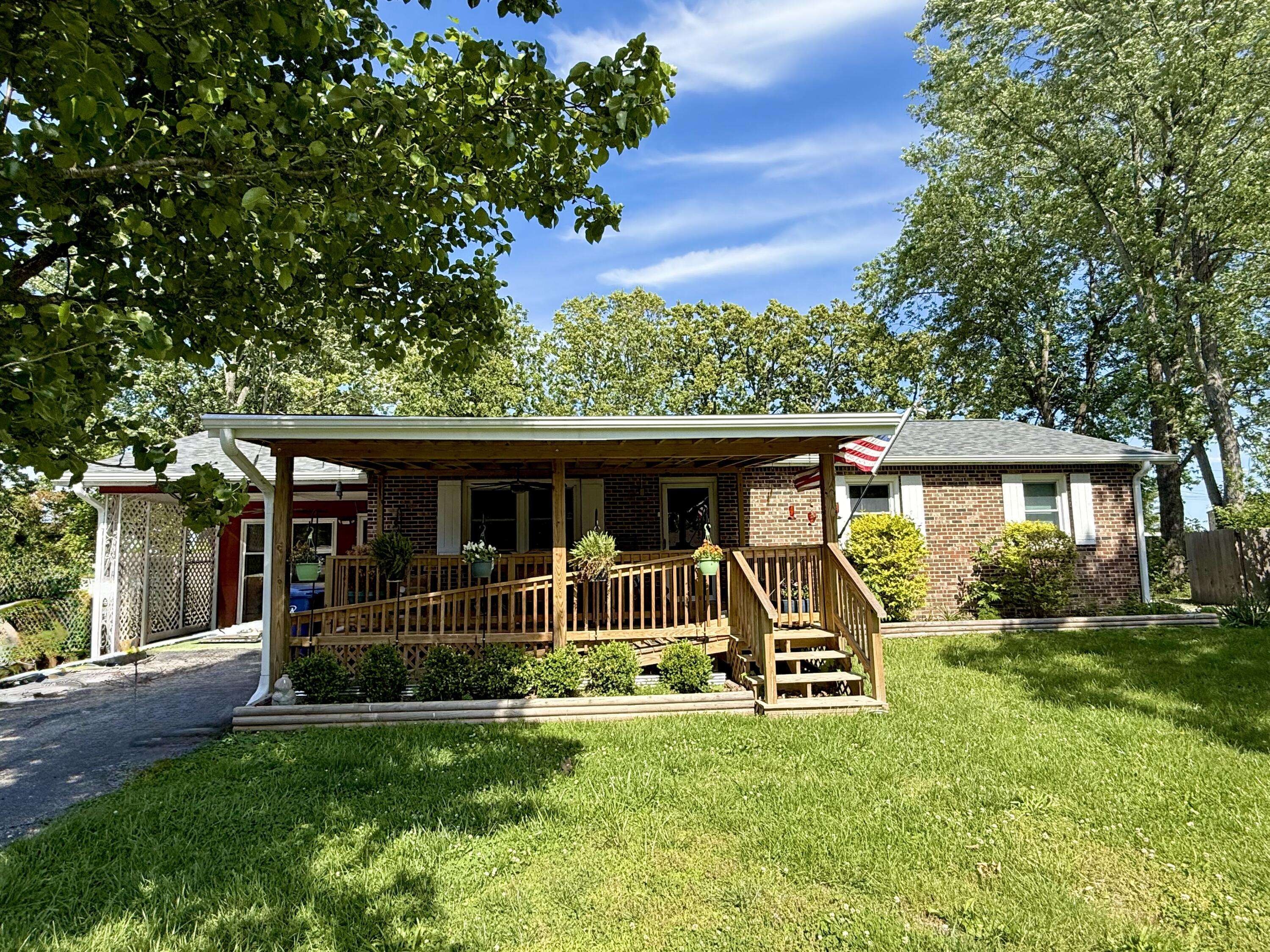 1126 E Crest DR, Houston, MO 65483