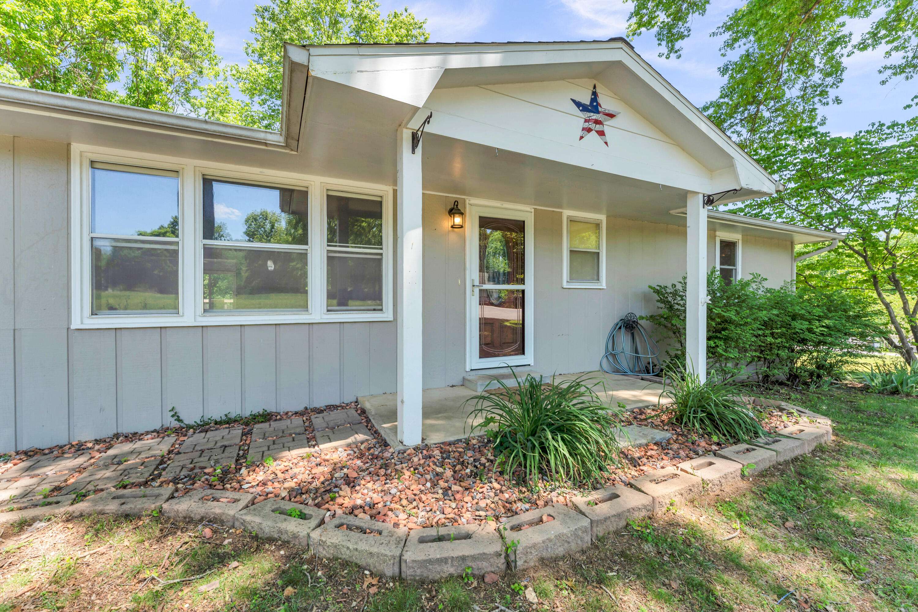 120 Holyoke ST, Hollister, MO 65672