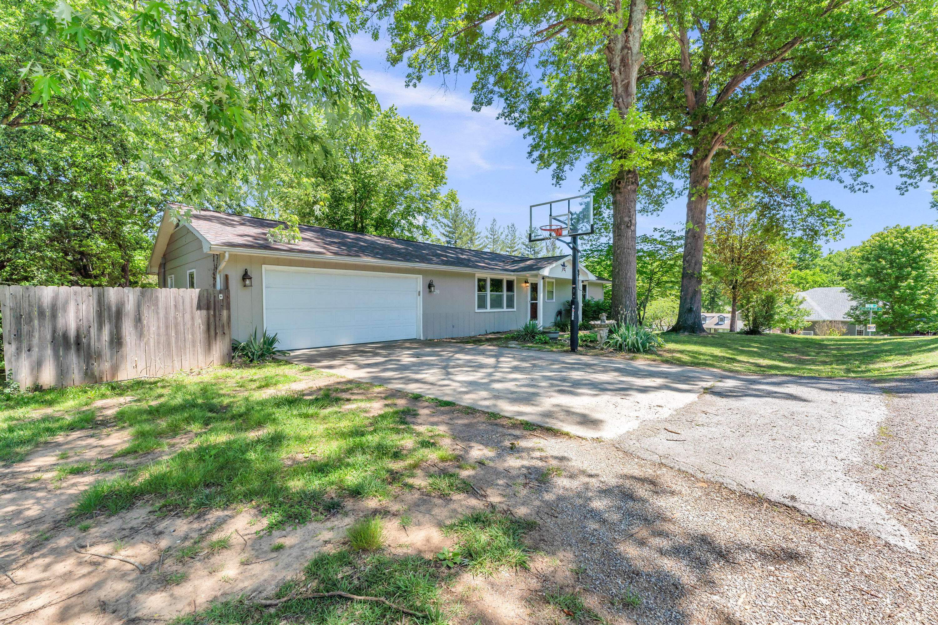 120 Holyoke ST, Hollister, MO 65672
