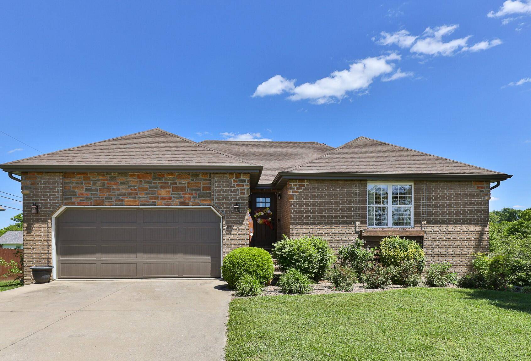 660 Big Bear CT, Marshfield, MO 65706