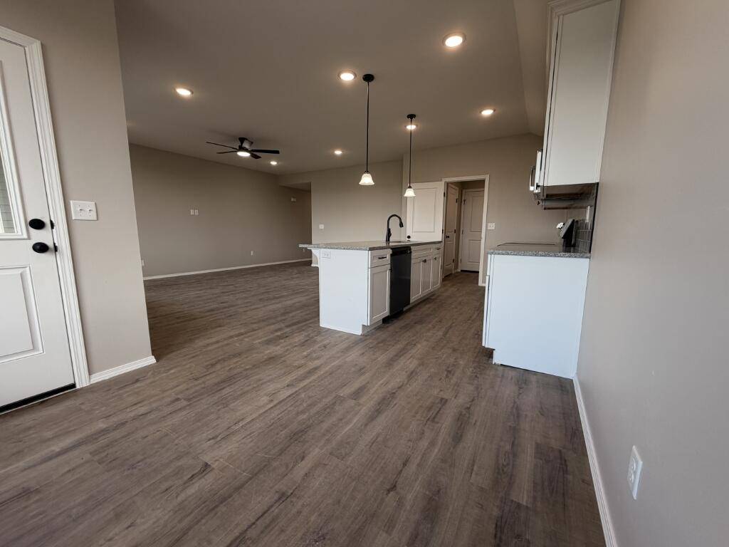 910 Shorthorn LN, Marshfield, MO 65706