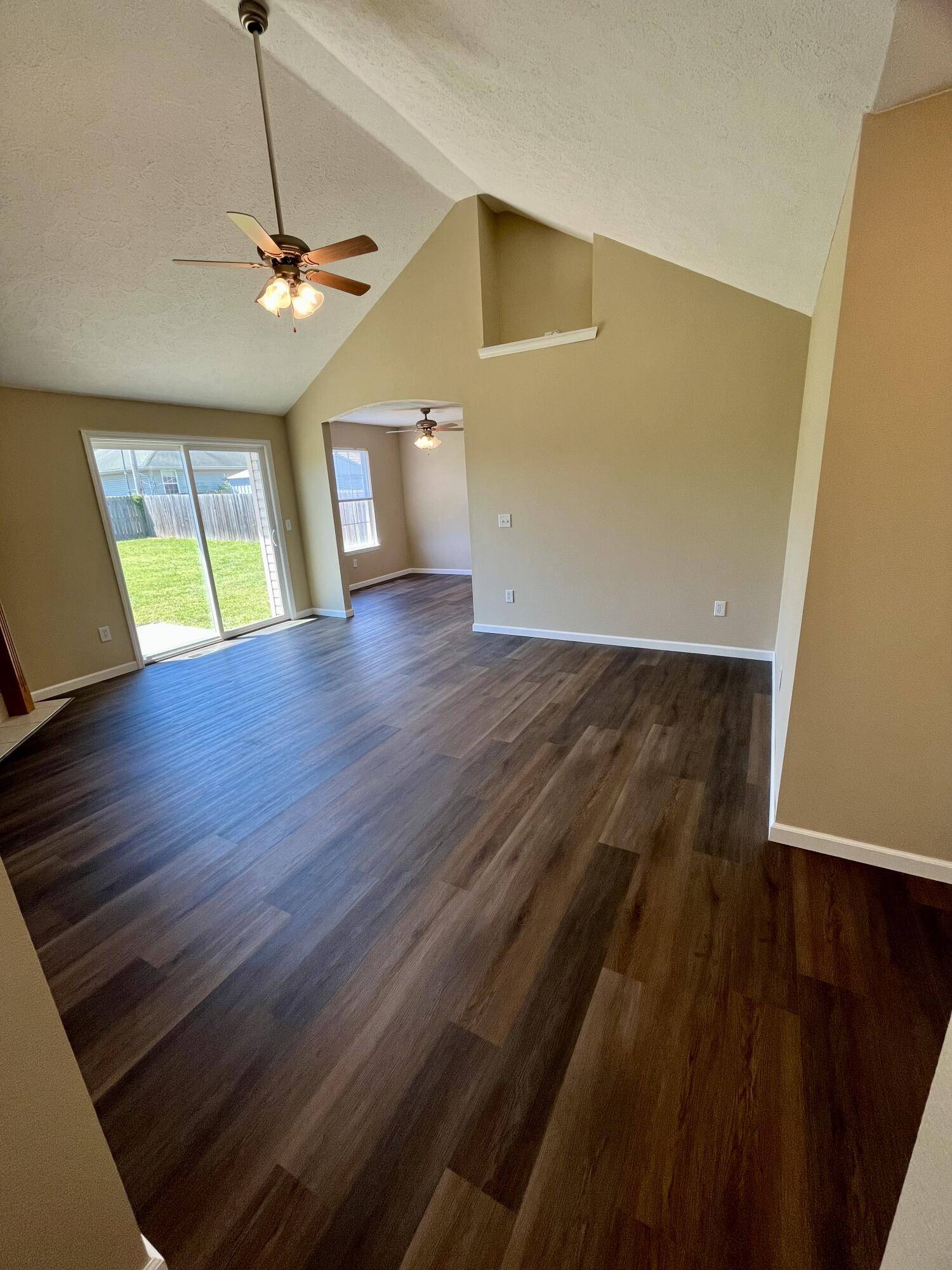 2124 E Primrose ST, Republic, MO 65738