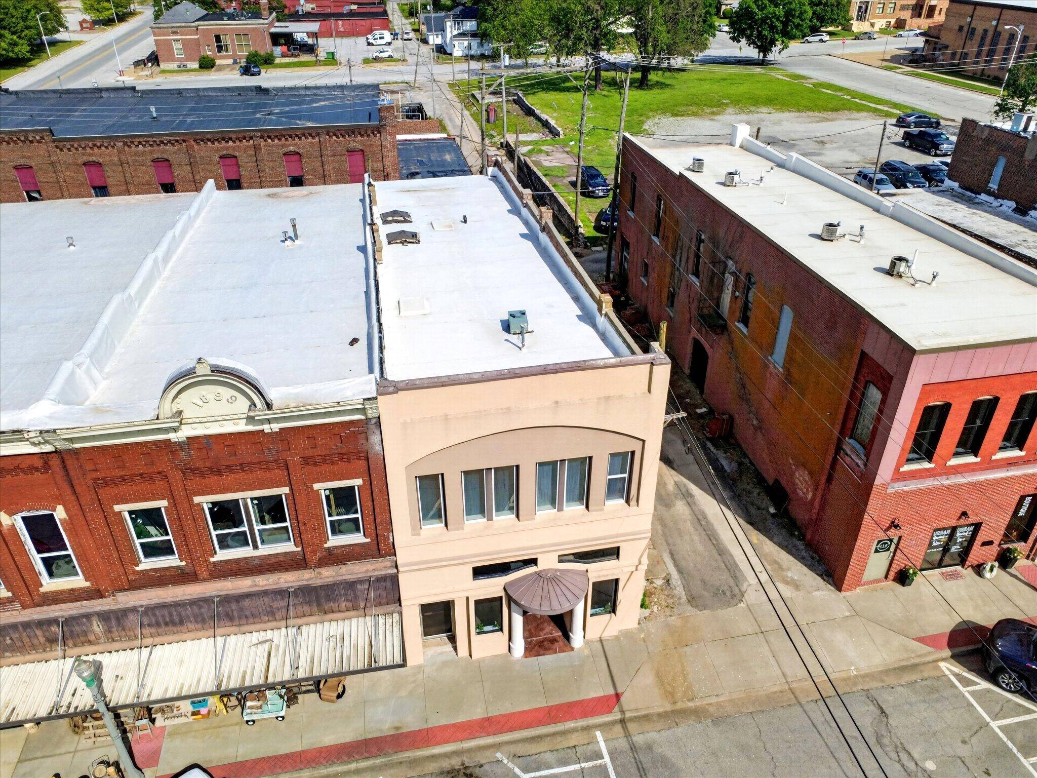 112 S Madison AVE, Aurora, MO 65605