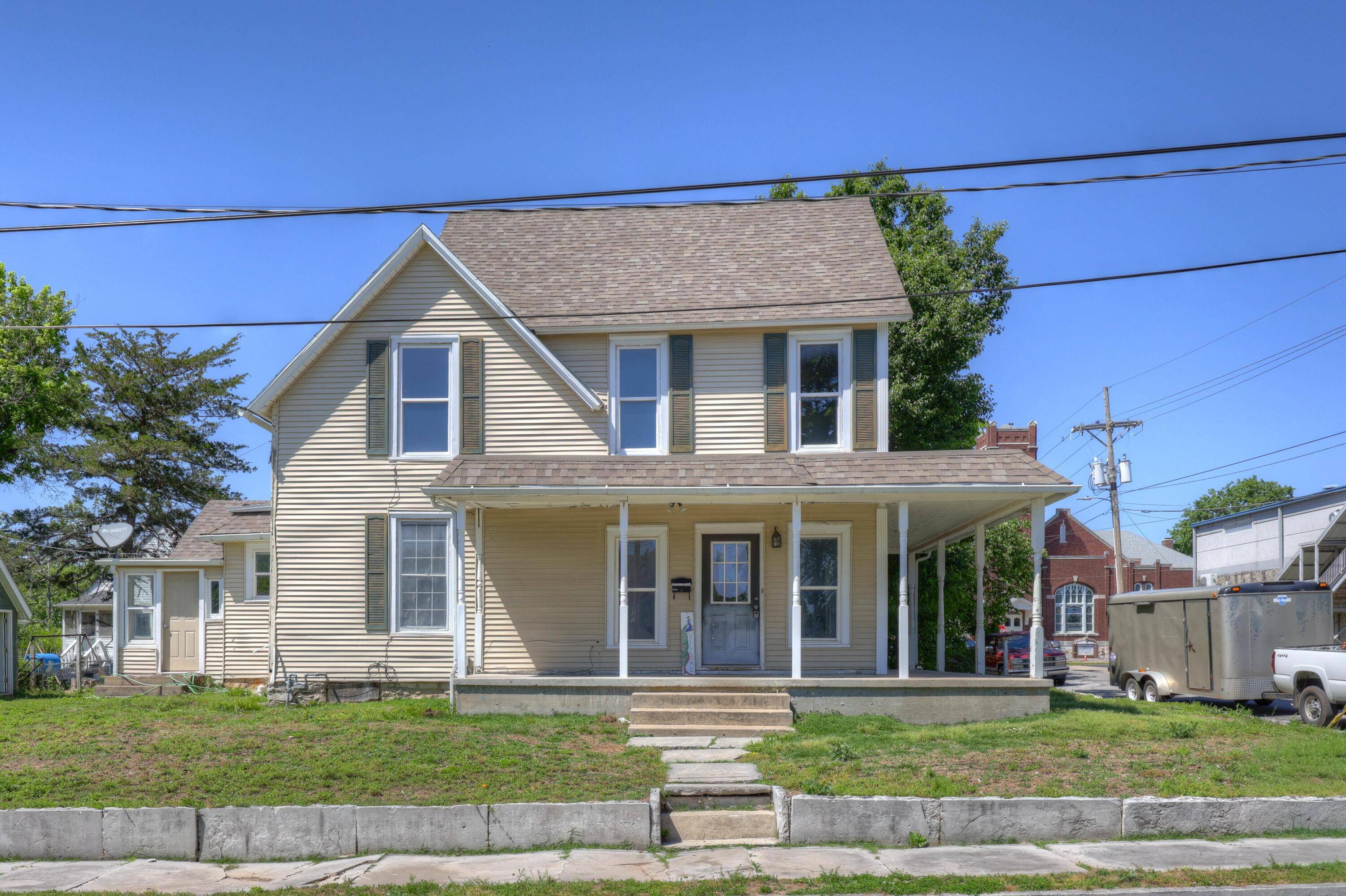 813 Lyon ST, Carthage, MO 64836