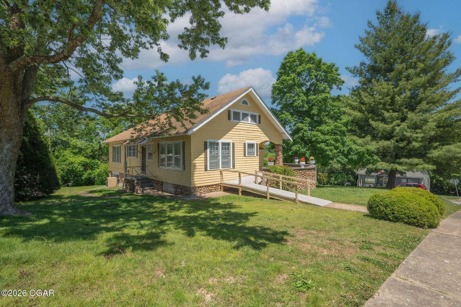220 E Mckinney ST, Neosho, MO 64850