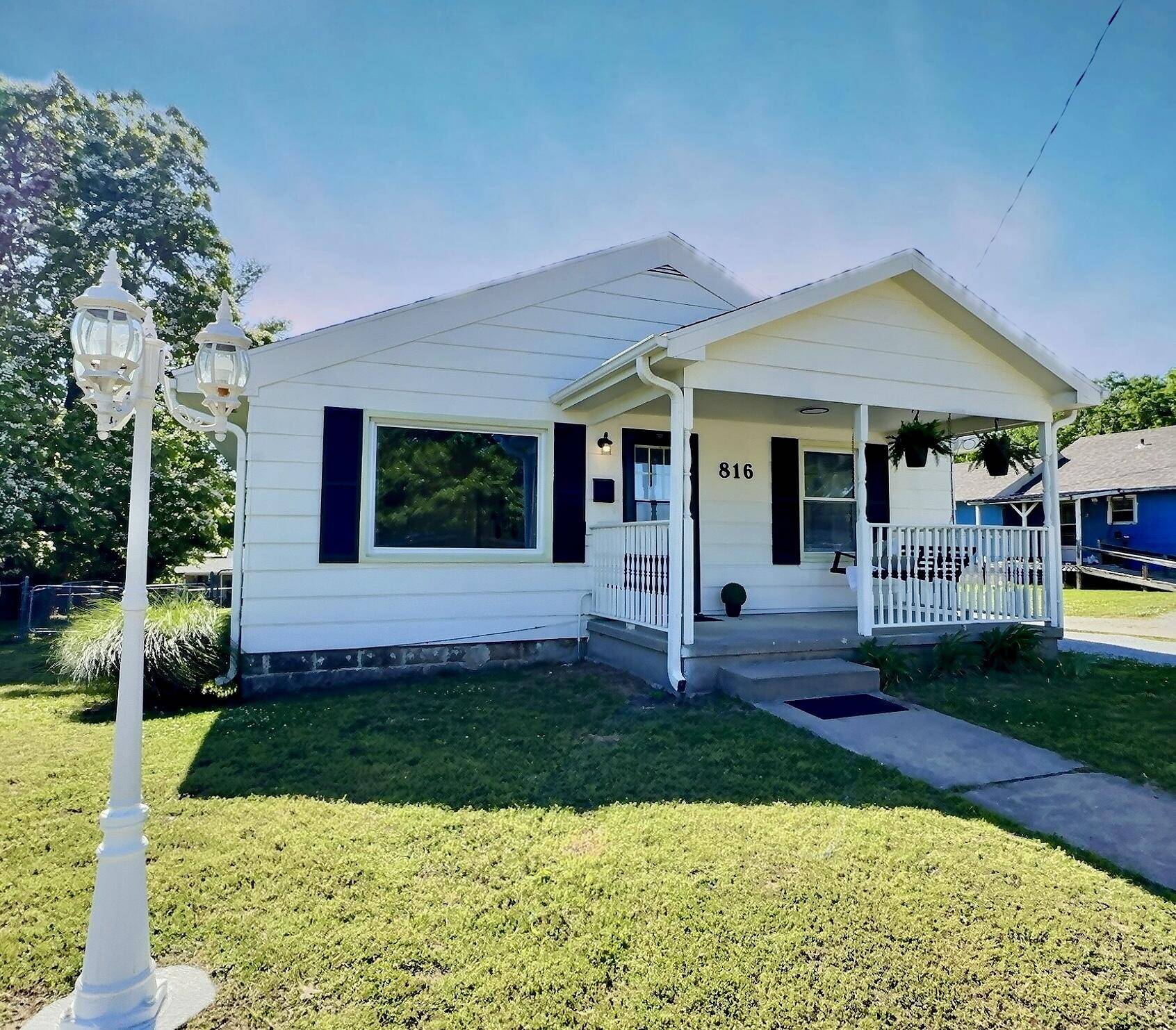 816 S College ST, Nevada, MO 64772