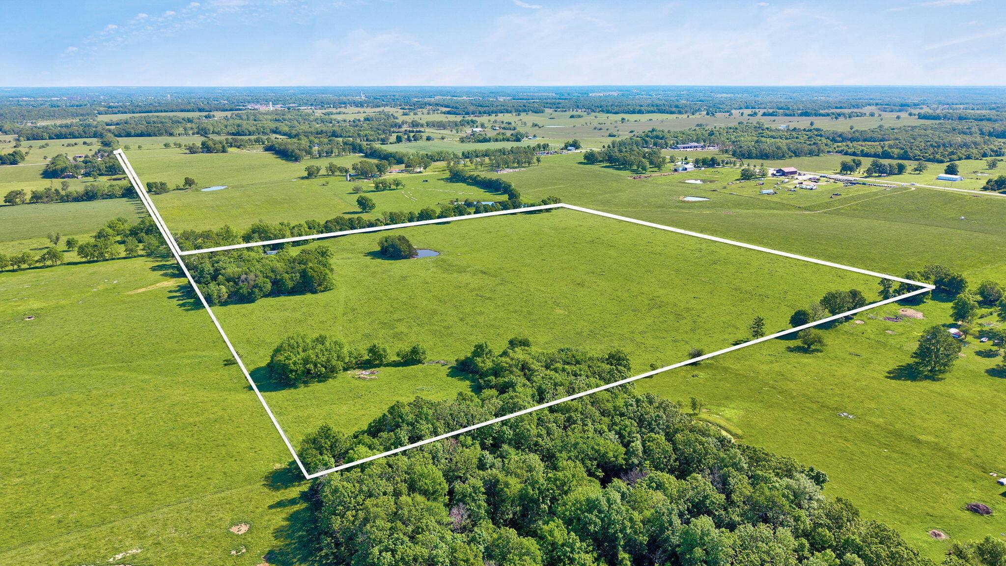 18519 Farm Road 2000, Aurora, MO 65605