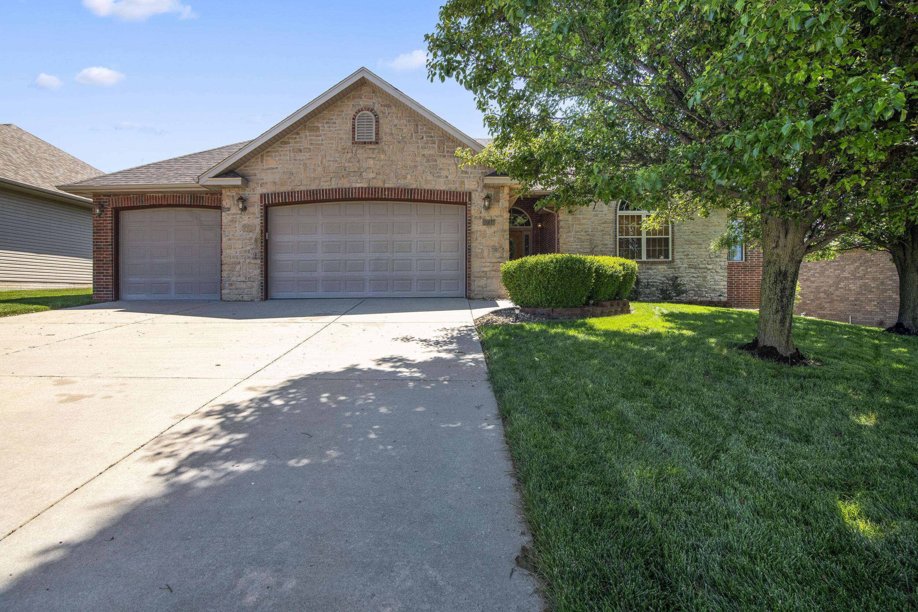 3746 N Croswell AVE, Springfield, MO 65803