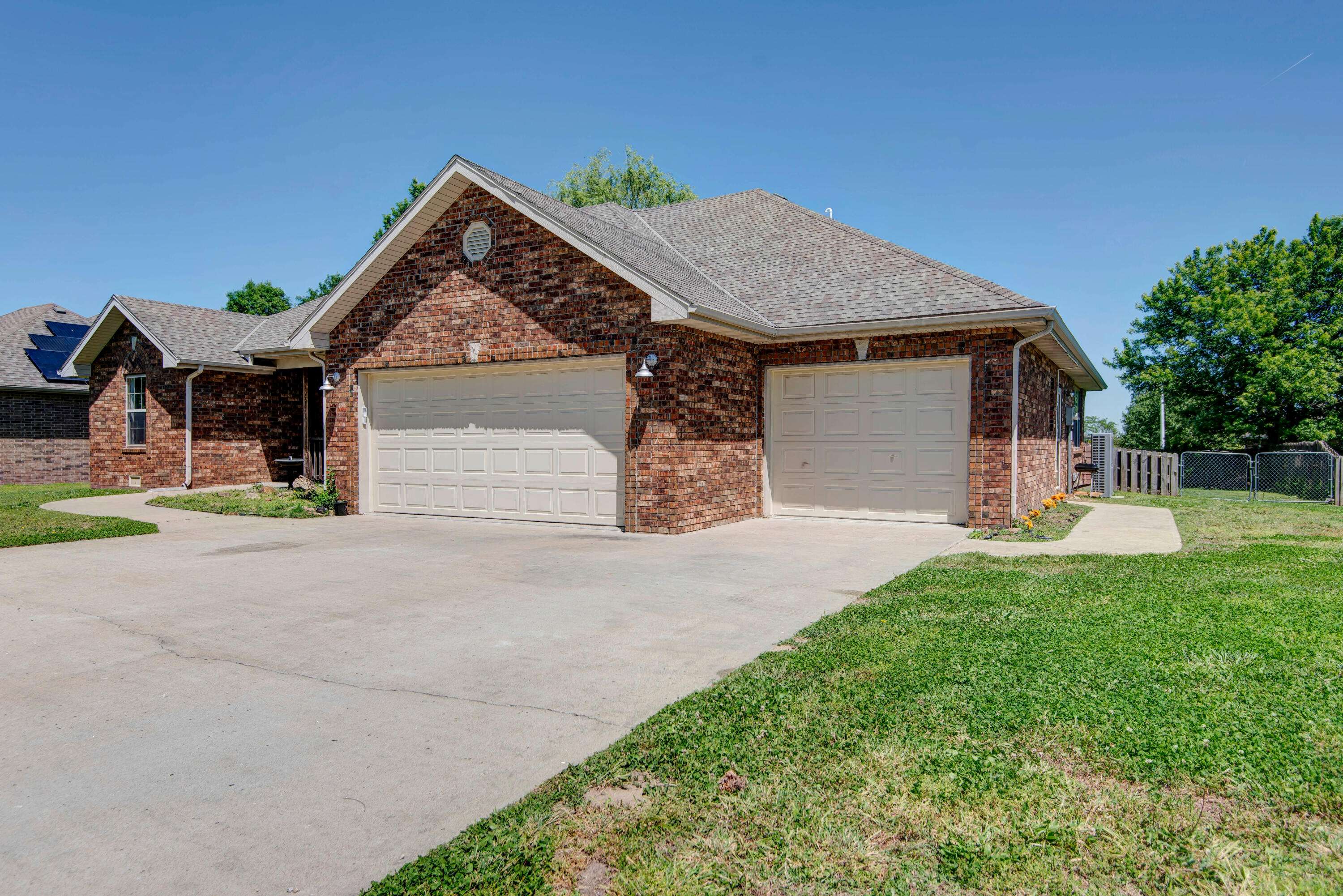 1740 S Village LN, Bolivar, MO 65613