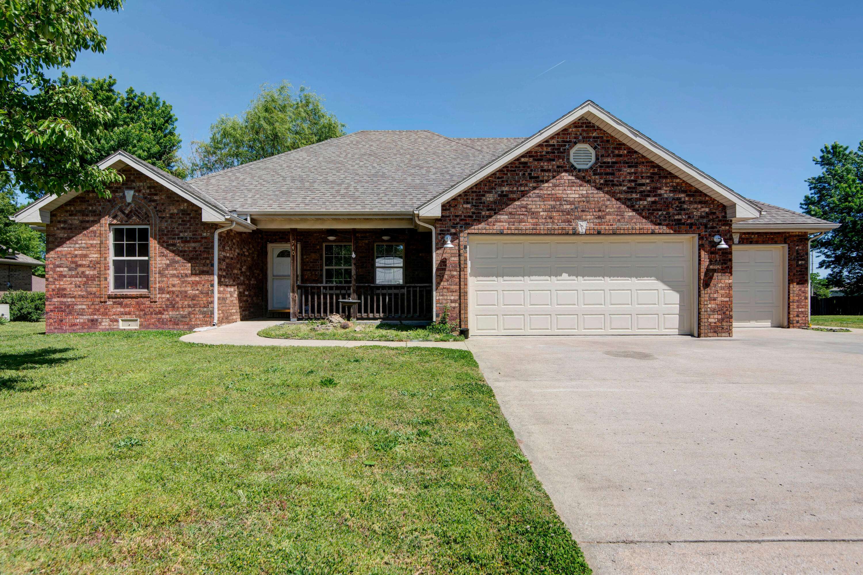 1740 S Village LN, Bolivar, MO 65613