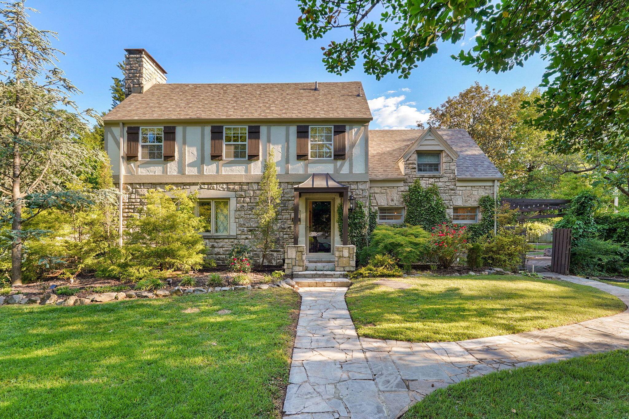 956 E University ST, Springfield, MO 65807