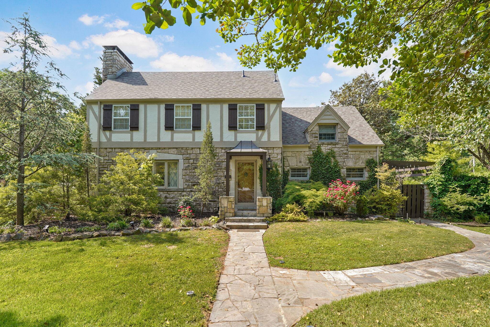 956 E University ST, Springfield, MO 65807