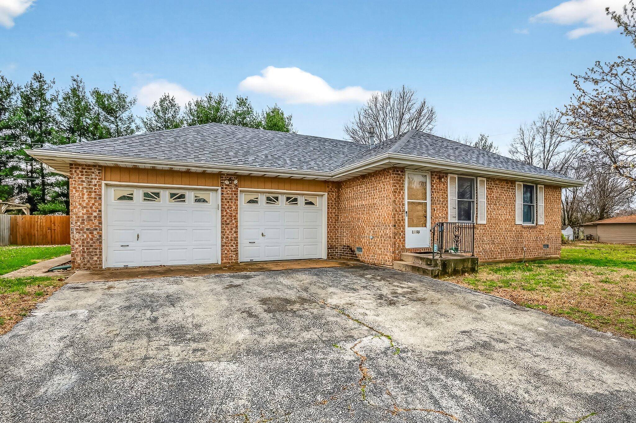 1006 Baretta CT, Aurora, MO 65605