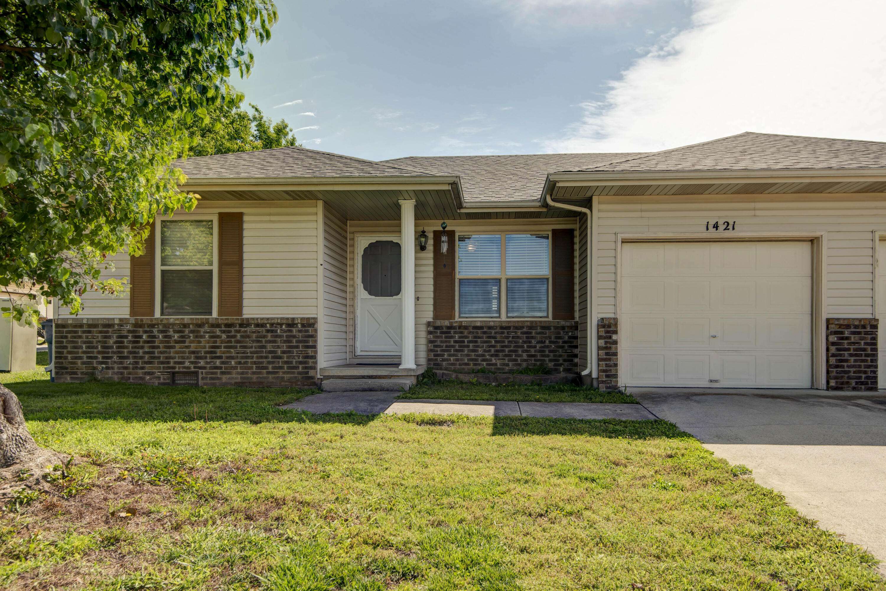 1421 W Rainey ST, Ozark, MO 65721