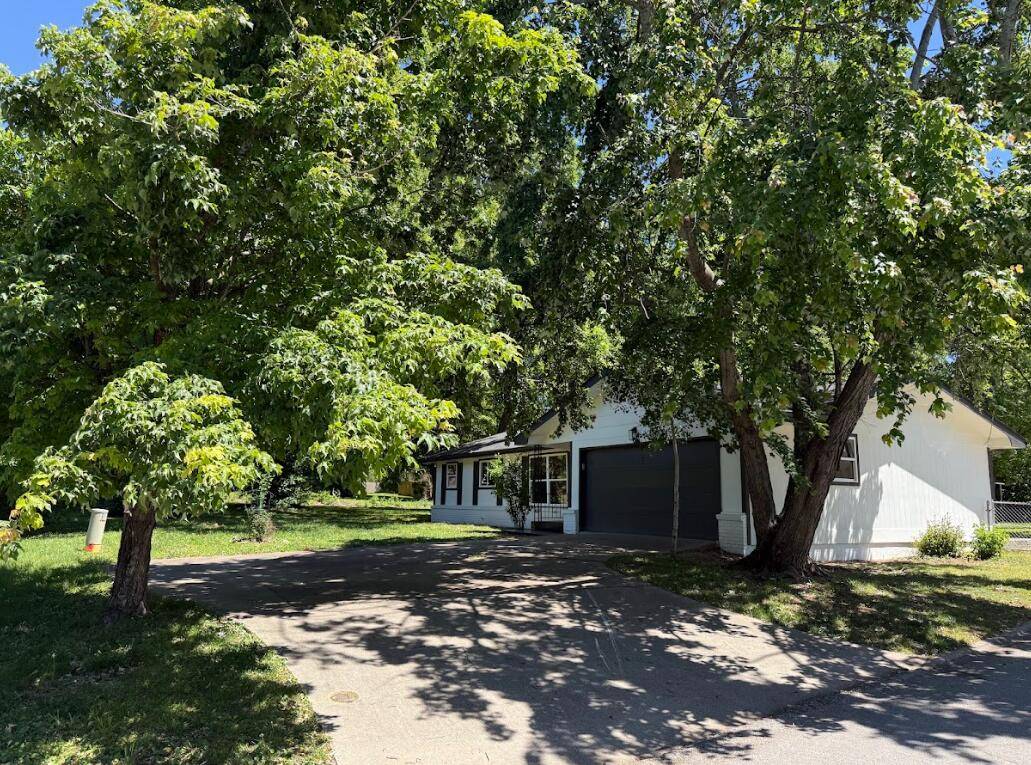 928 Walnut Lawn CT, Springfield, MO 65807