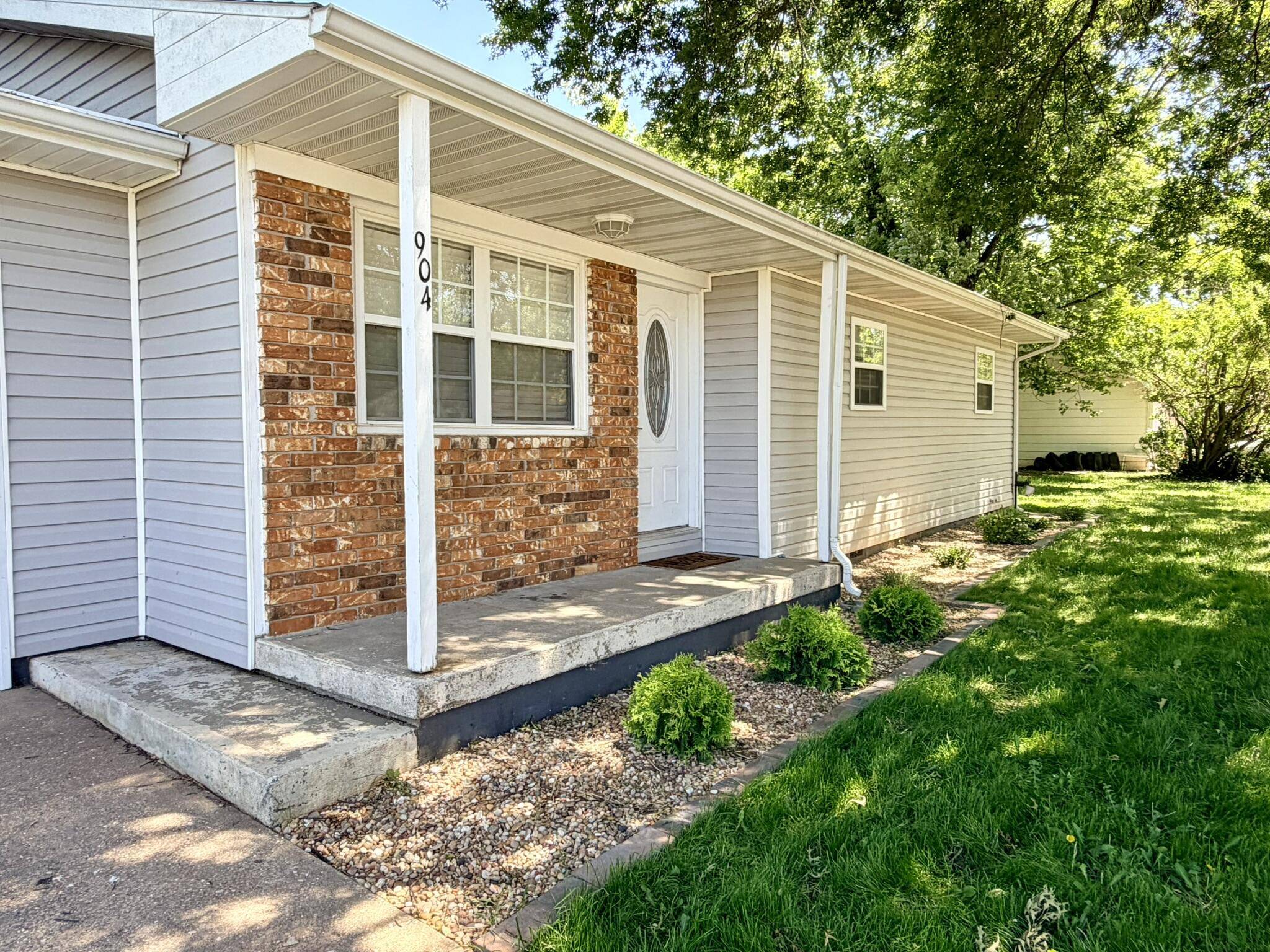 904 S Oak Ridge DR, Aurora, MO 65605