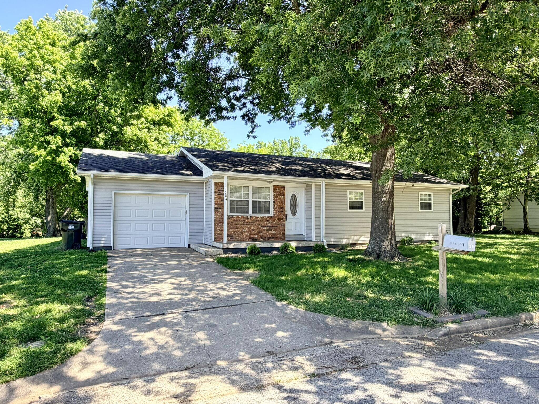 904 S Oak Ridge DR, Aurora, MO 65605