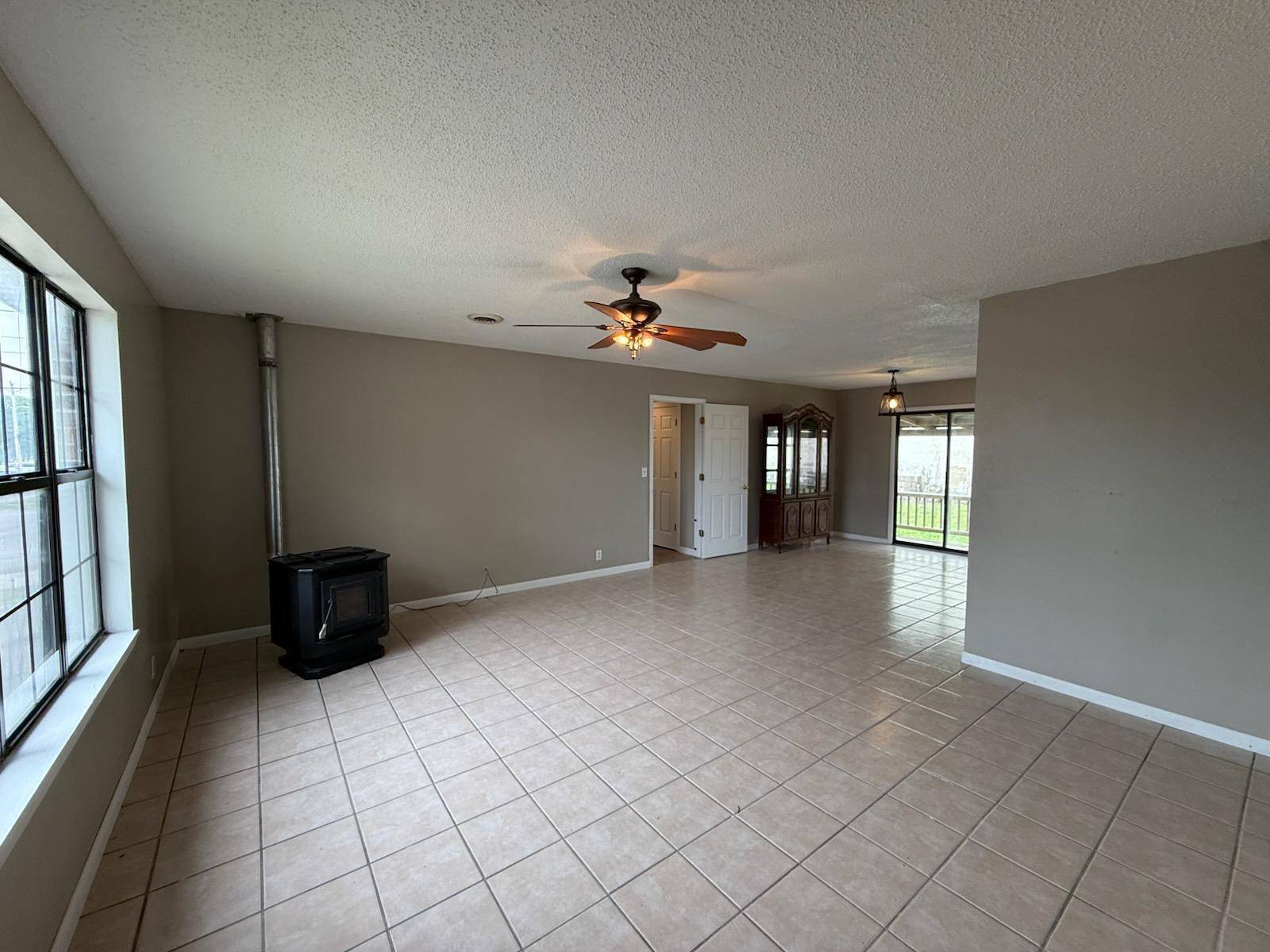 301 Luyster ST, Koshkonong, MO 65692