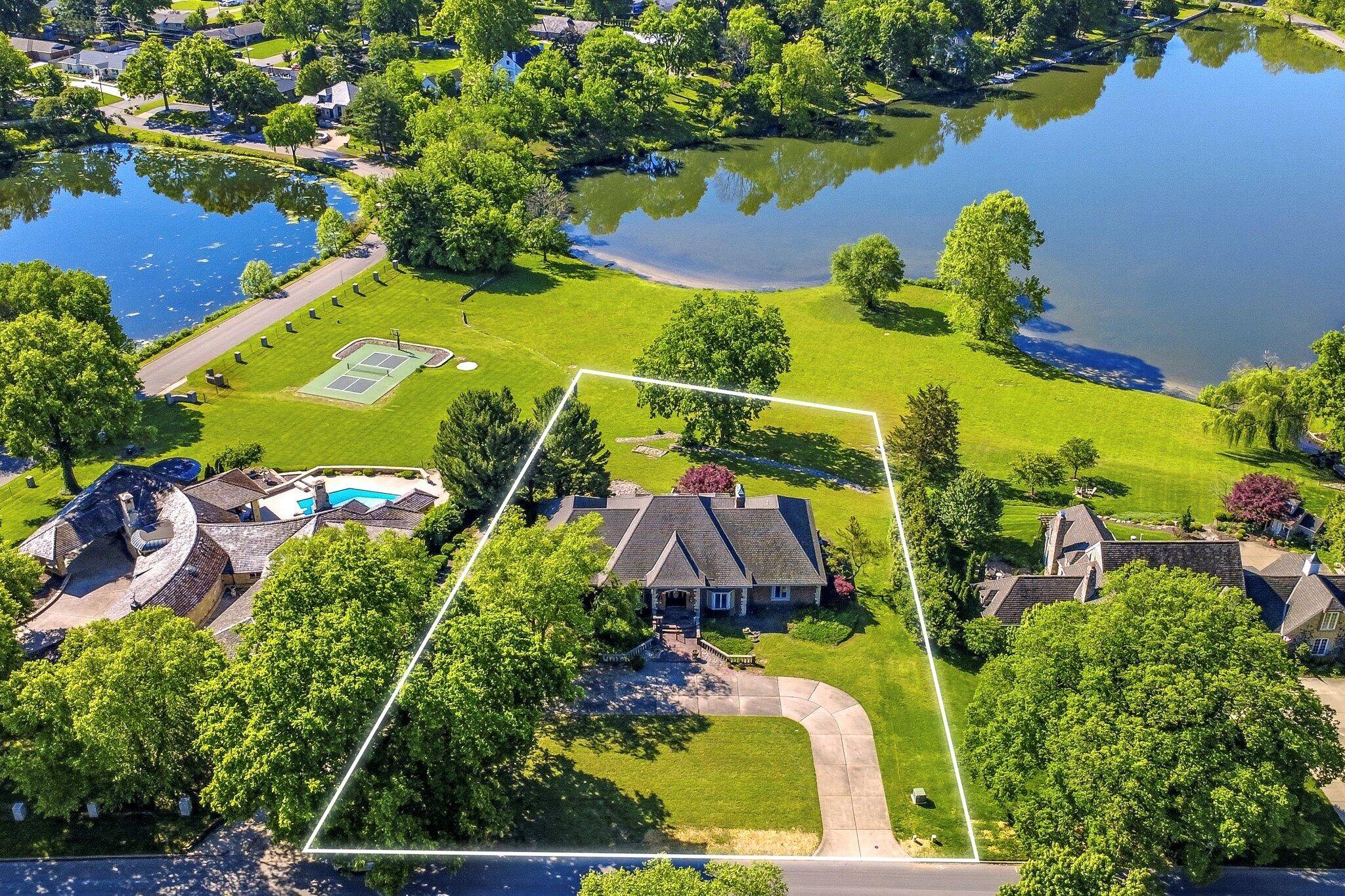 2552 S Skyline DR, Springfield, MO 65804