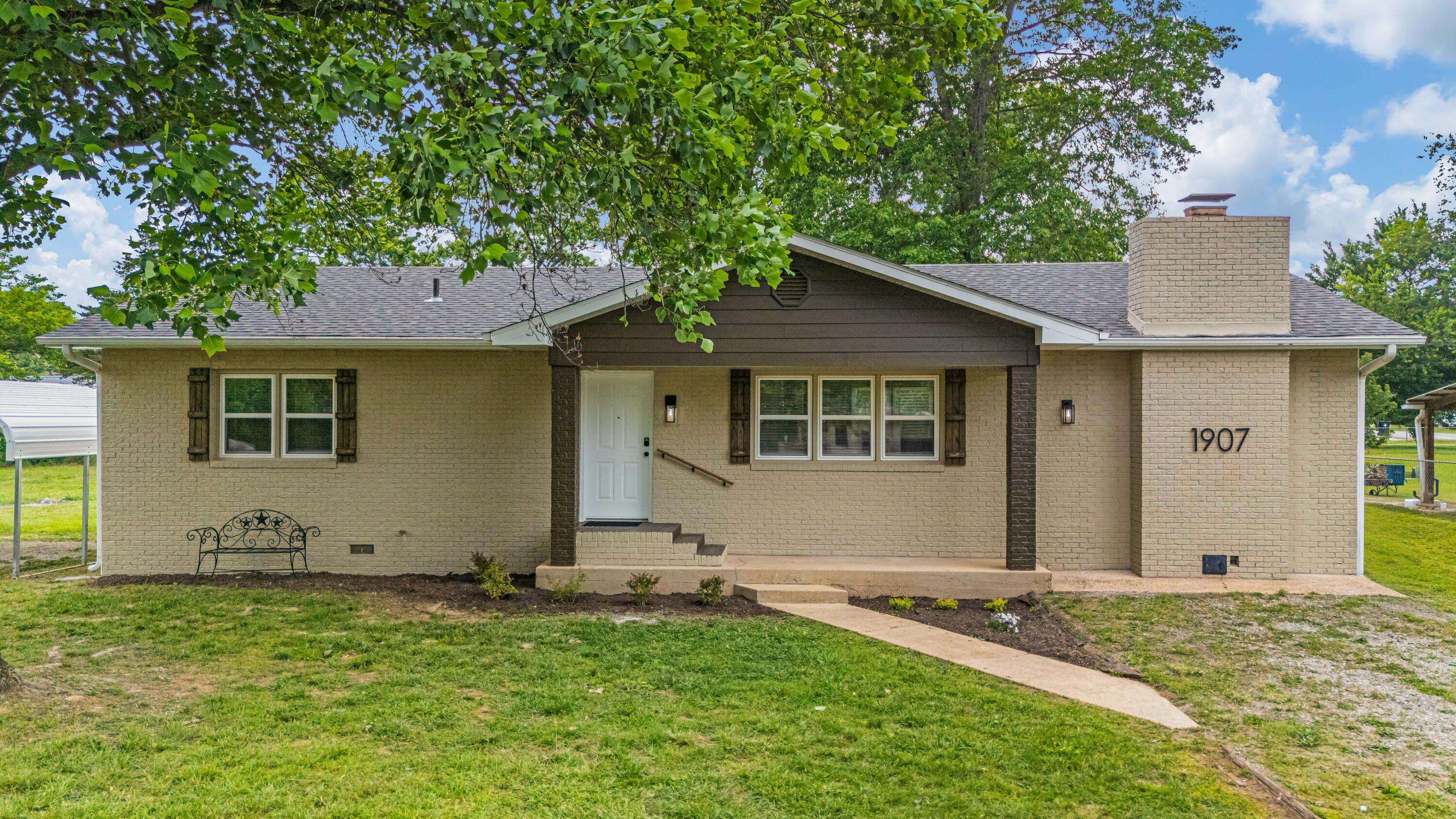 1907 Debra DR, West Plains, MO 65775