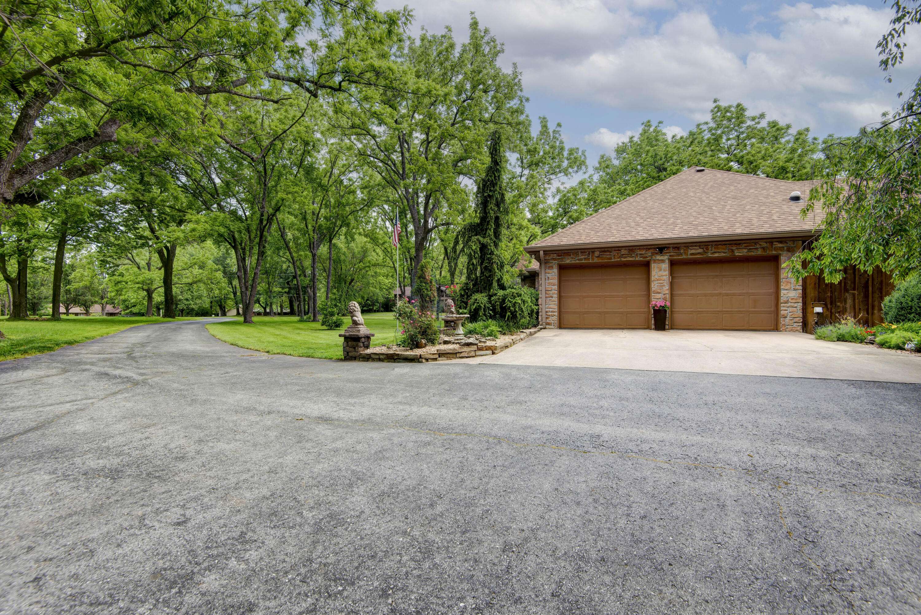 5924 S Farm Road 181, Springfield, MO 65804