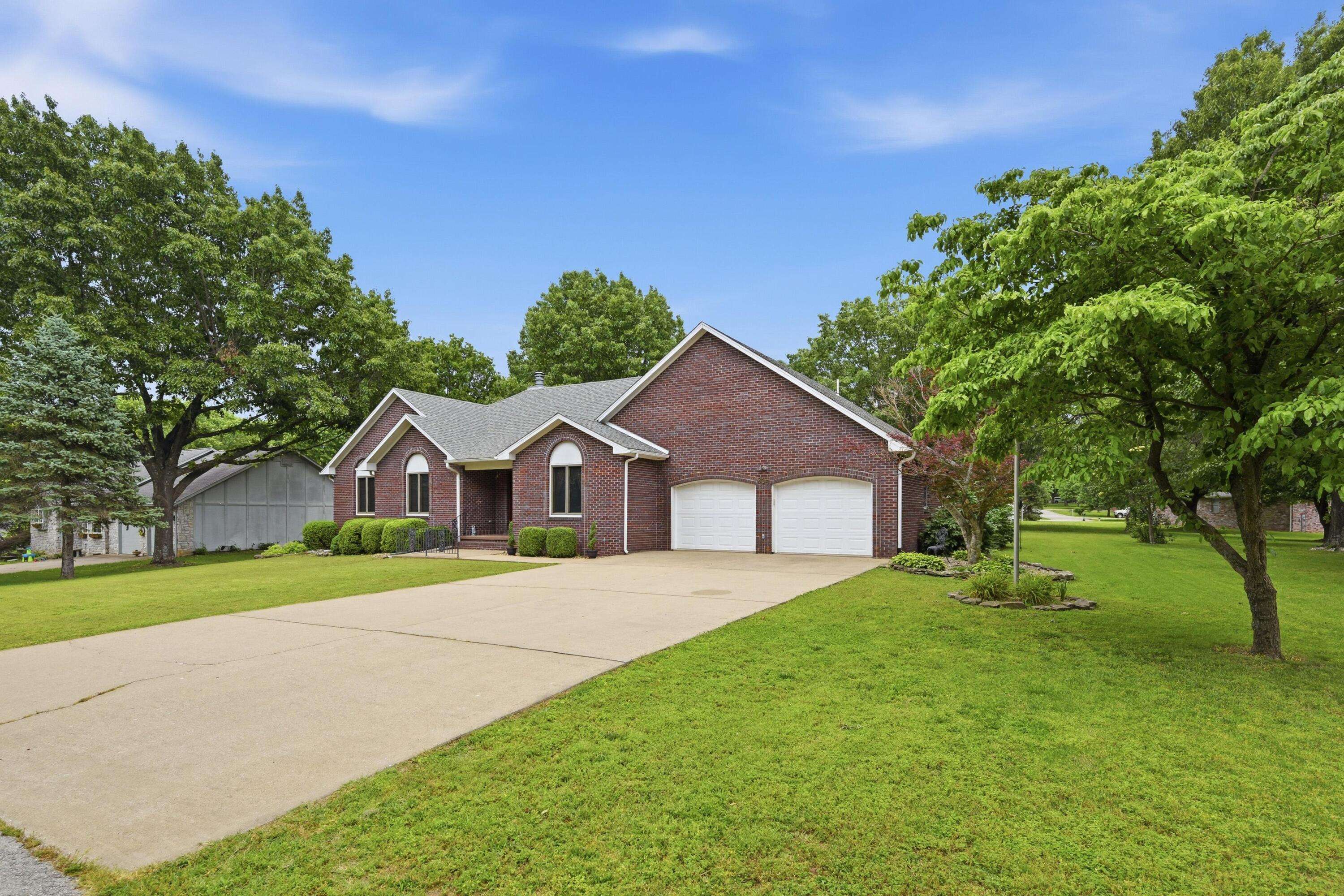 905 Macy DR, Neosho, MO 64850