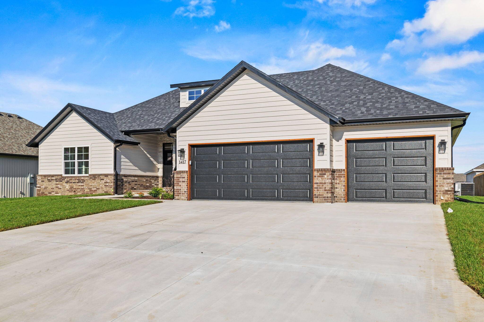 1417 N Collins DR, Republic, MO 65738