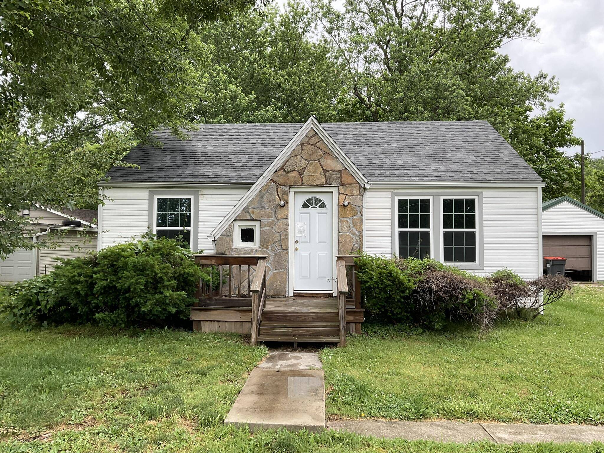 410 N Division ST, Seymour, MO 65746